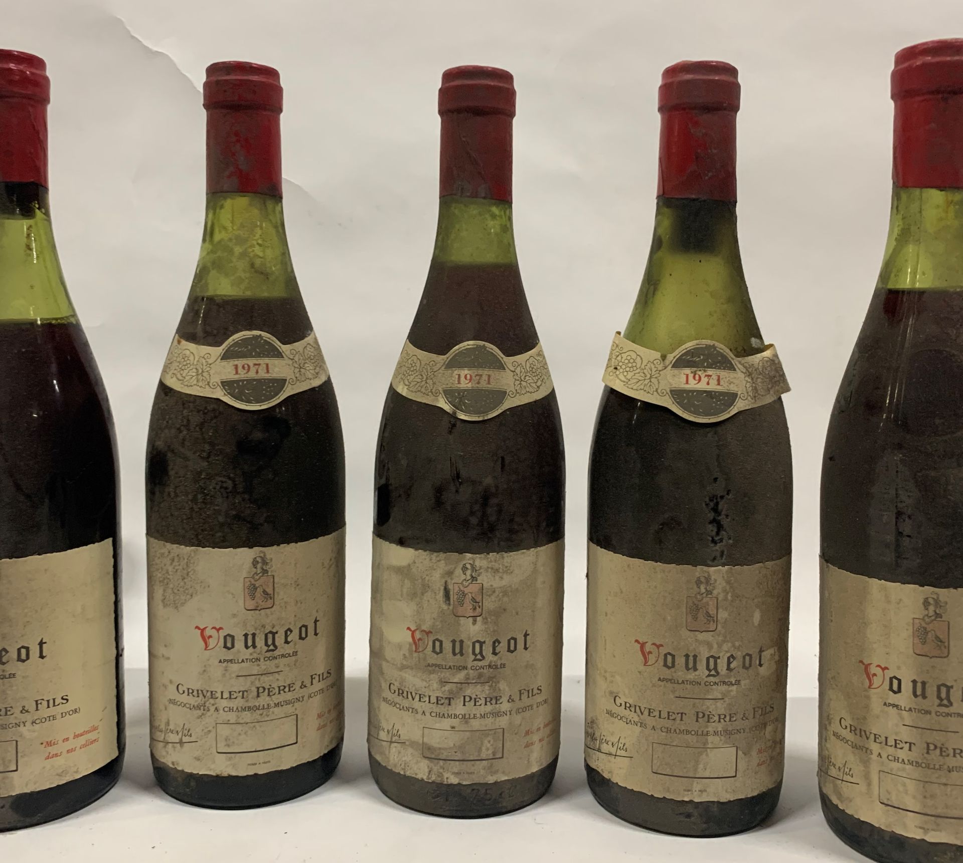 Null ● VOUGEOT | Grivelet Père & Fils, 1971

7 bouteilles (LB, MB, B, 2V - ES, E&hellip;