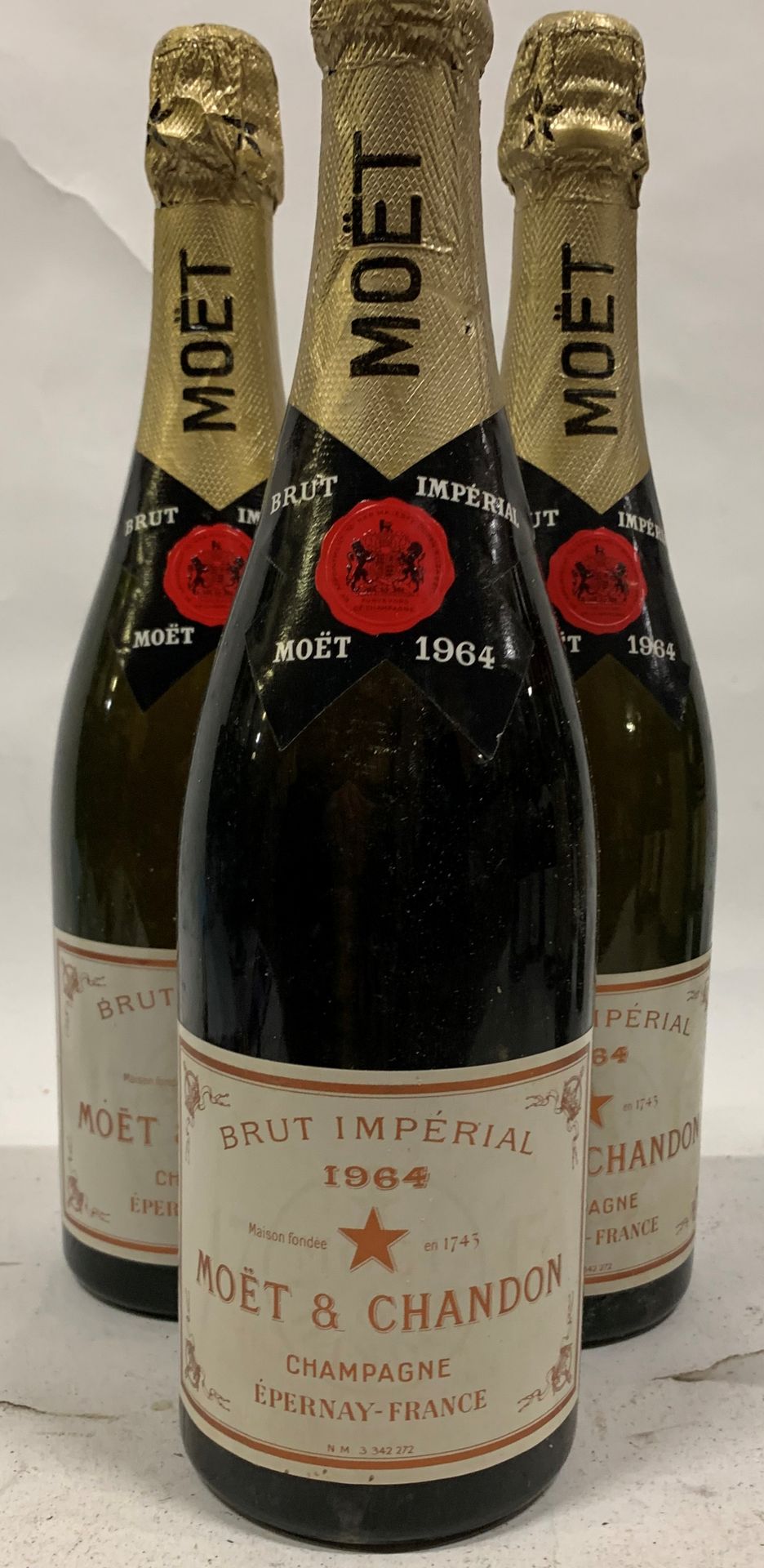 Null ○ CHAMPAGNE | Moët & Chandon, brut impérial, 1964

3 botellas (nivel descon&hellip;