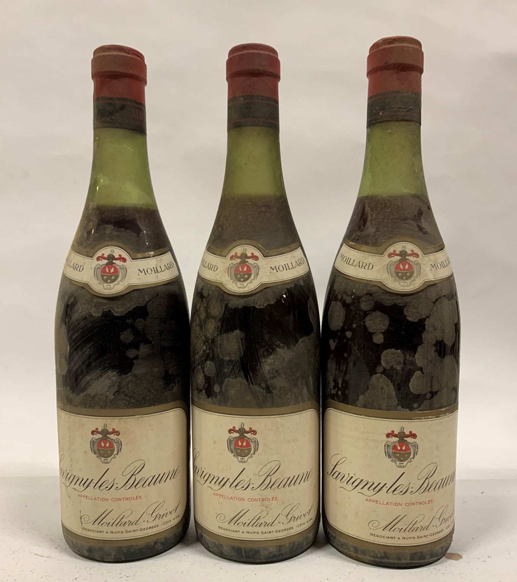 Null ● SAVIGNY-LÈS-BEAUNE | Moillard-Grivot, 1963 

3 bouteilles (MB - ELS, ELA)&hellip;