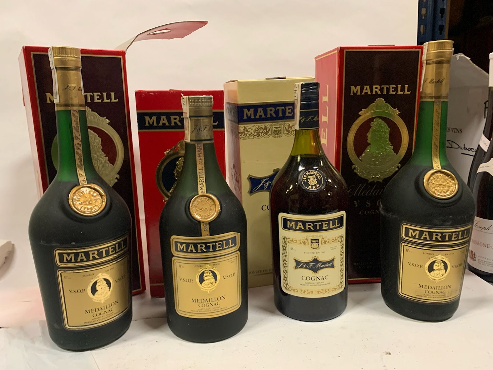 Null COGNAC | Martell

- Medaillon Cognac VSOP

3 Magnumflaschen

- Cognac

1 Ma&hellip;