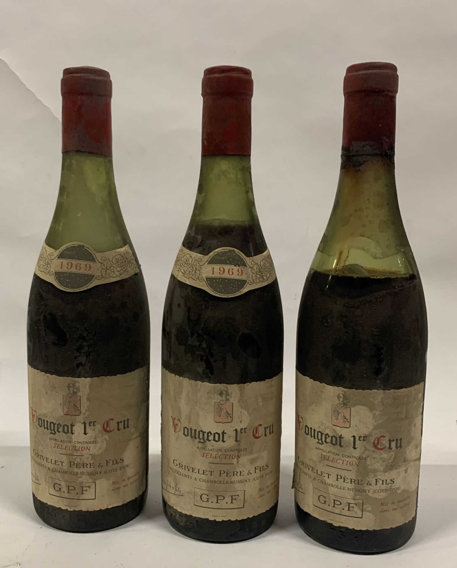 Null 
● VOUGEOT Premier Cru | Grivelet Père & Fils, 1969

3 bouteilles (MB, 2V -&hellip;