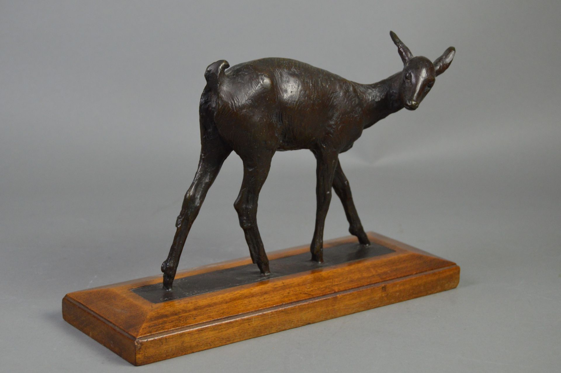 Null 阿利-让-莱昂-比特（1883-1973）。

小鹿。

在天然的木质底座上，采用经过处理的青铜。

签名并在阳台上题写 "Susse Fres Ed&hellip;