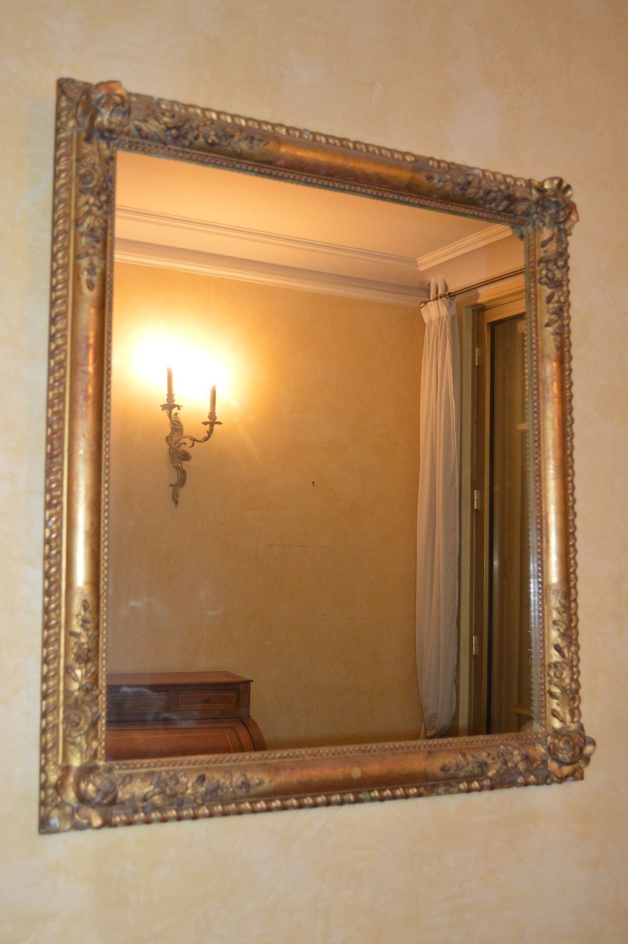 Null Miroir rectangulaire en bois et stuc doré sculpté de roses et de fleurs. 
X&hellip;