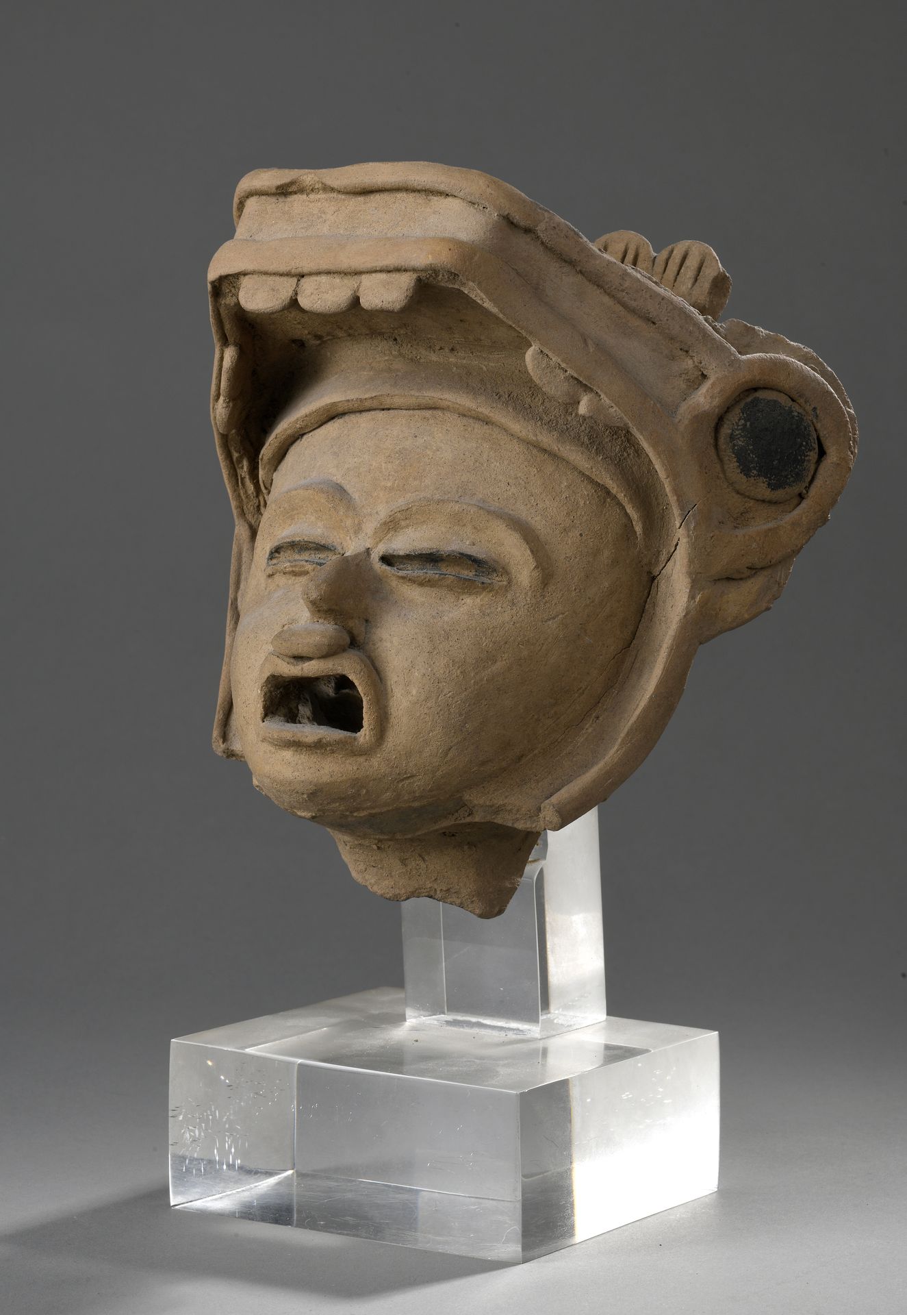 Null HEAD WITH COIFE representing an animal head.
Its jaw wide open, and provide&hellip;