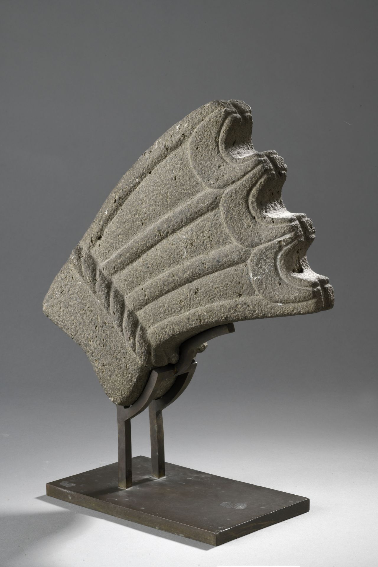 Null 代表一束羽毛的PALMA，由一根绳索固定在一起。
灰色火山石。
韦拉克鲁斯文化，墨西哥
古典时期，公元450-750年
H.26 - L 17 cm
&hellip;