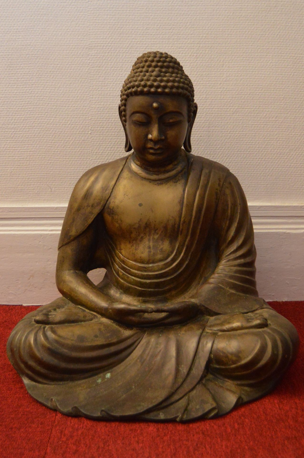 Null Großer sitzender Buddha in der Dhyani-Mudra-Position aus Bronze mit teilwei&hellip;