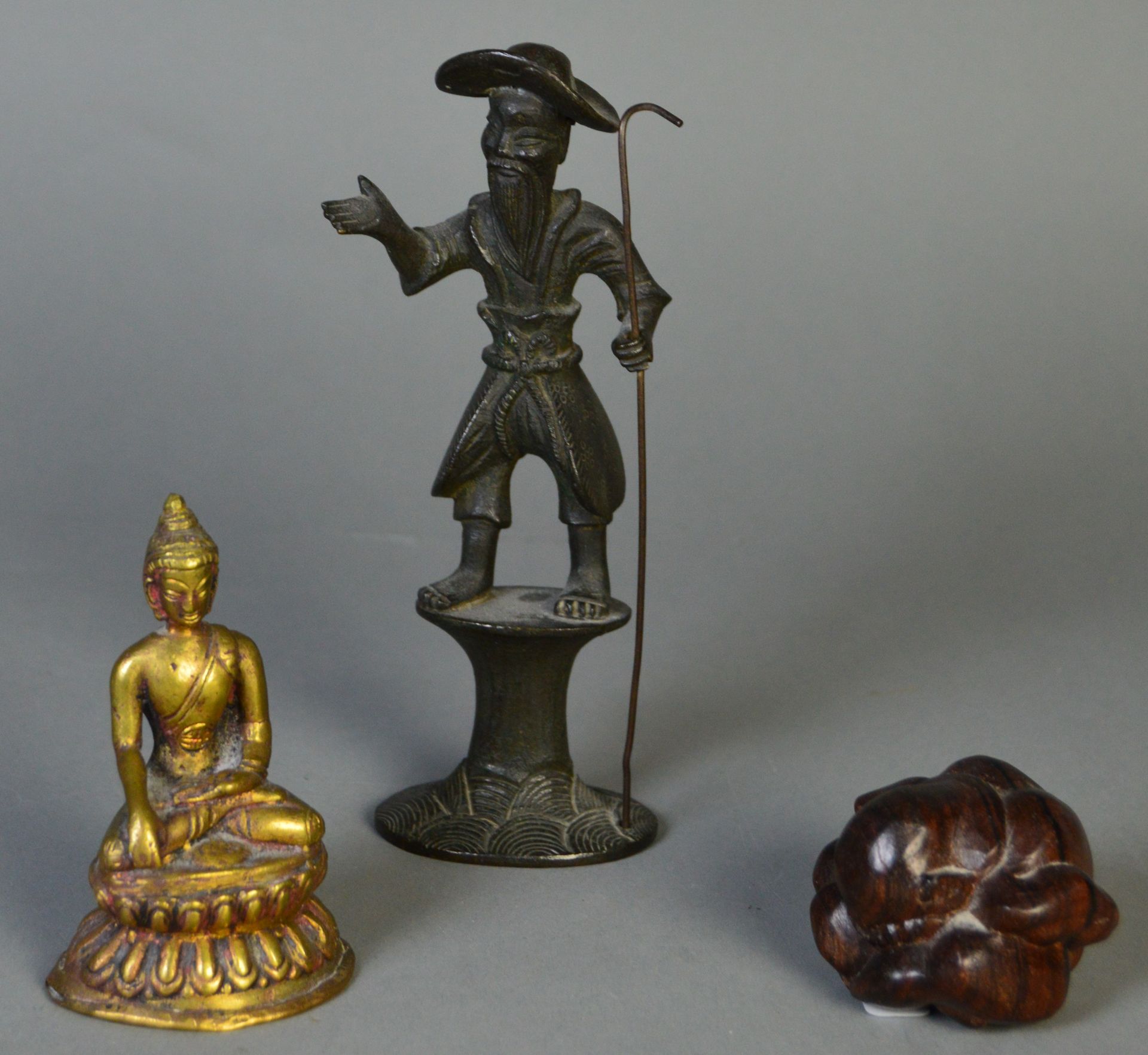 Null Ensemble de trois statuettes comprenant : 
- Buddha assis sur un double soc&hellip;