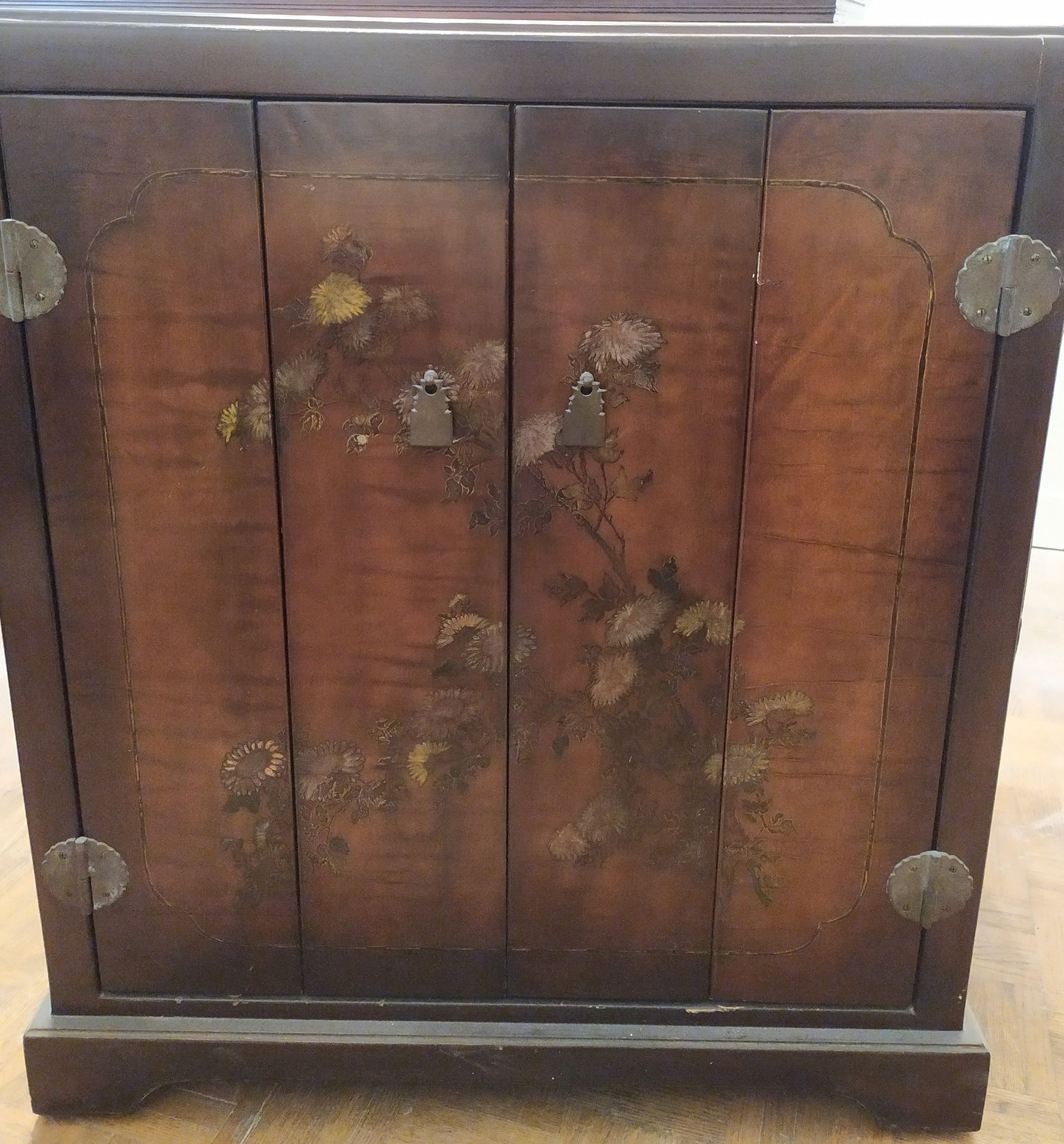 Null Small Asian cabinet with two doors decorated with chrysanthemums. Pierced b&hellip;