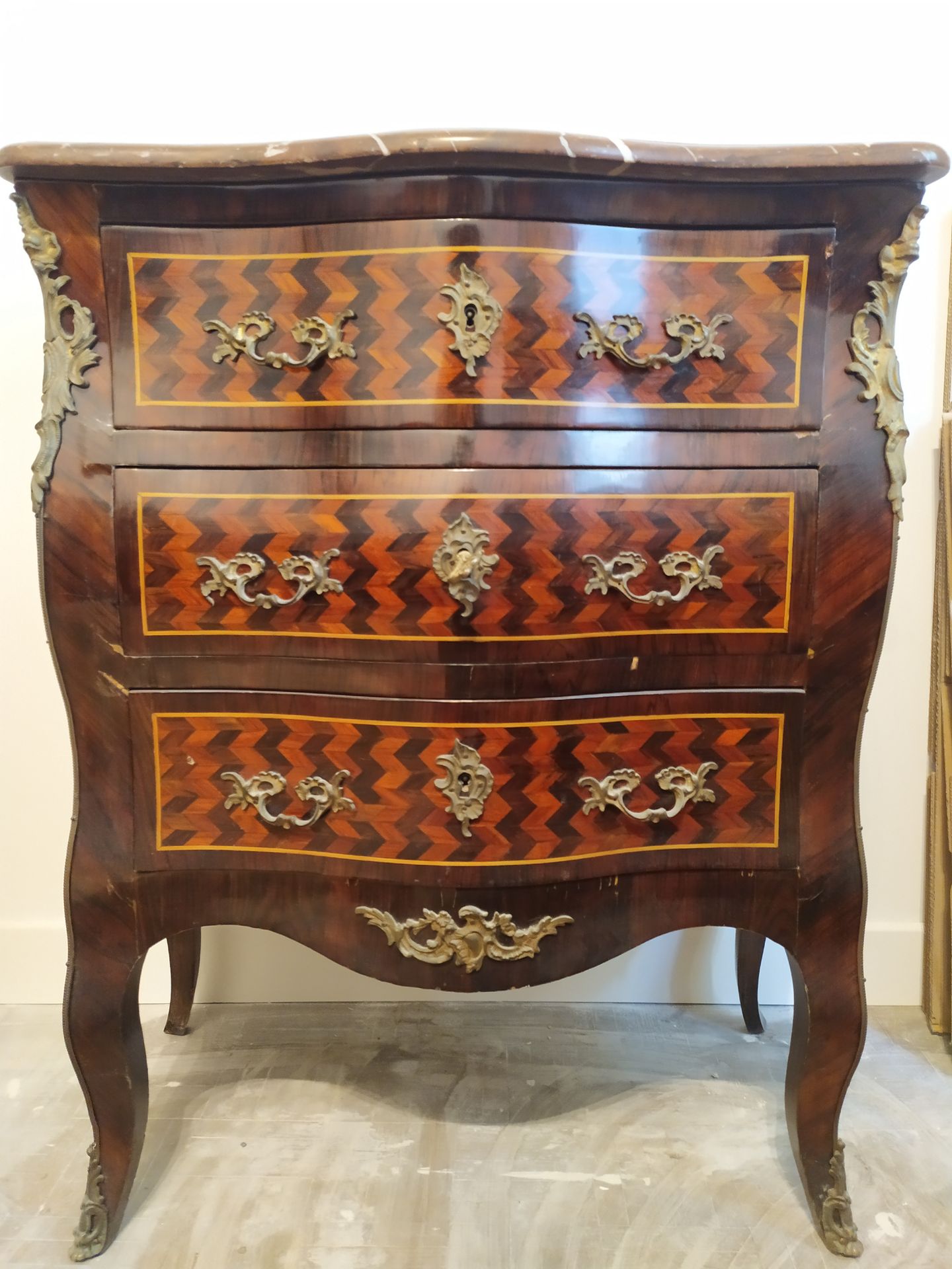 Null Wood veneer and marquetry chest of drawers opening with three drawers in fr&hellip;