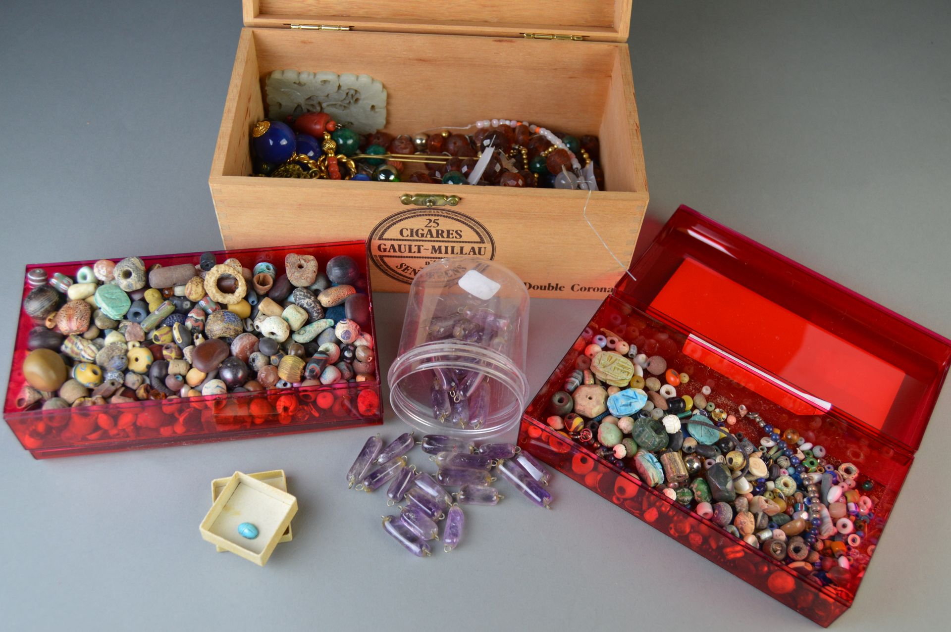 Null Lot von Perlen und Schmuckelementen, bestehend aus: Kunststoffperlen, recht&hellip;