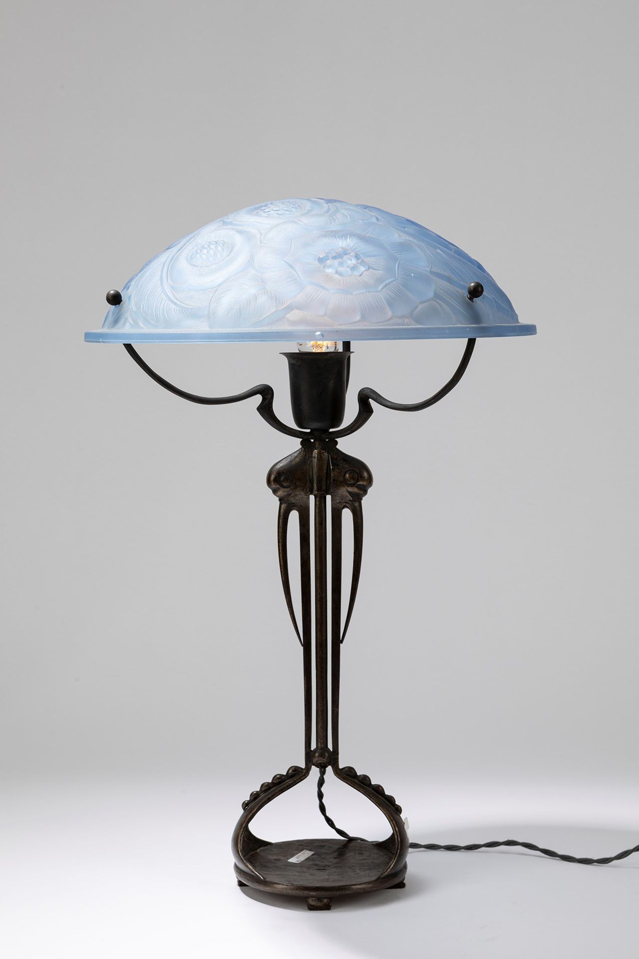 FRENCH MANUFACTURE Lampe de table, 1920 ca.

Dm cm 34, H cm 54
corps en fer forg&hellip;
