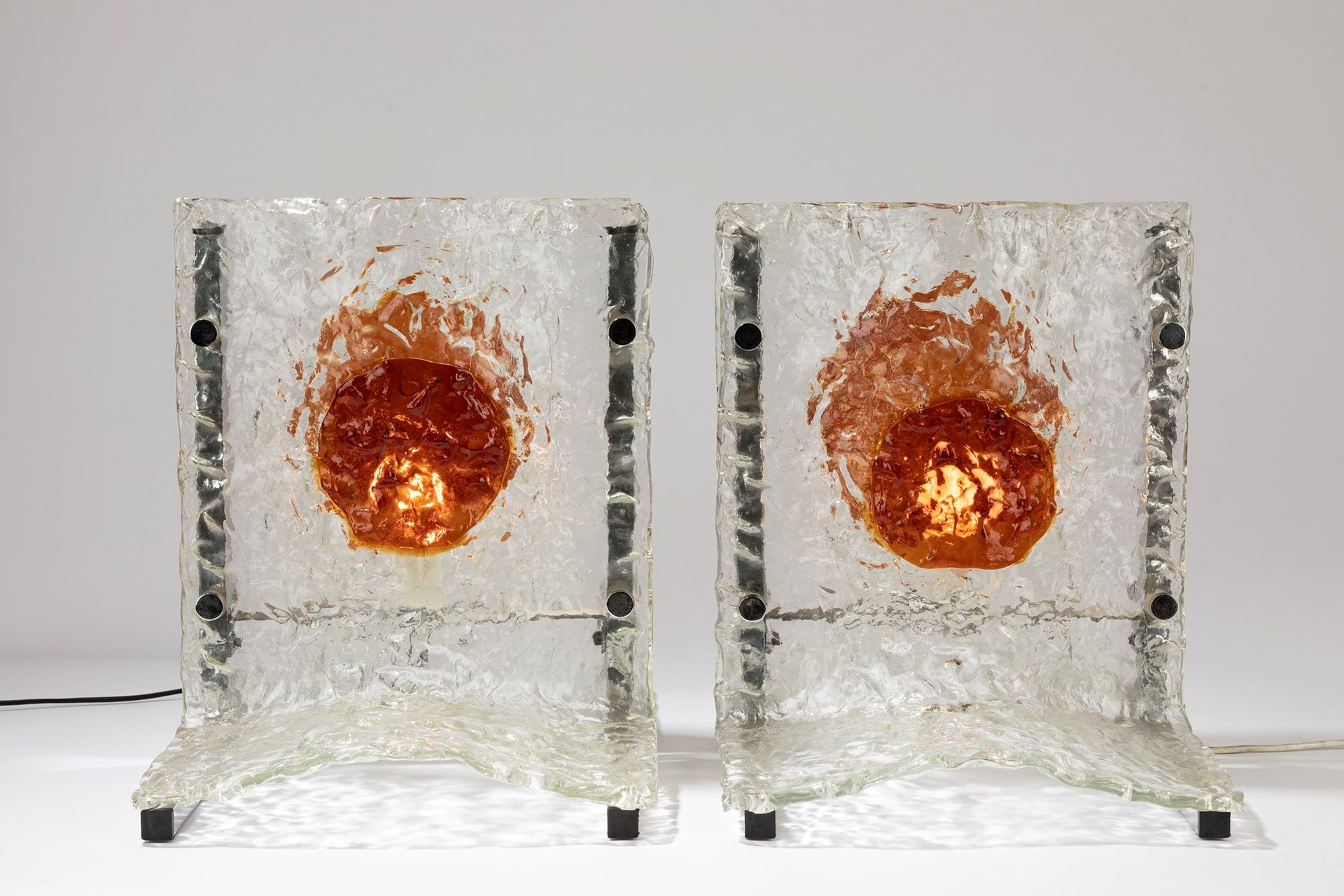 MAZZEGA, Murano Paar Tischlampen, 1970 ca.

Cm36,5 x 46,5 x 41,5 H.
Struktur aus&hellip;