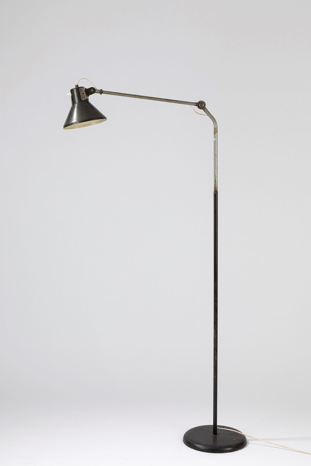 ITALIAN MANUFACTURE Lámpara de pie, época de los 50

cm h regulable 135 x 60
en &hellip;