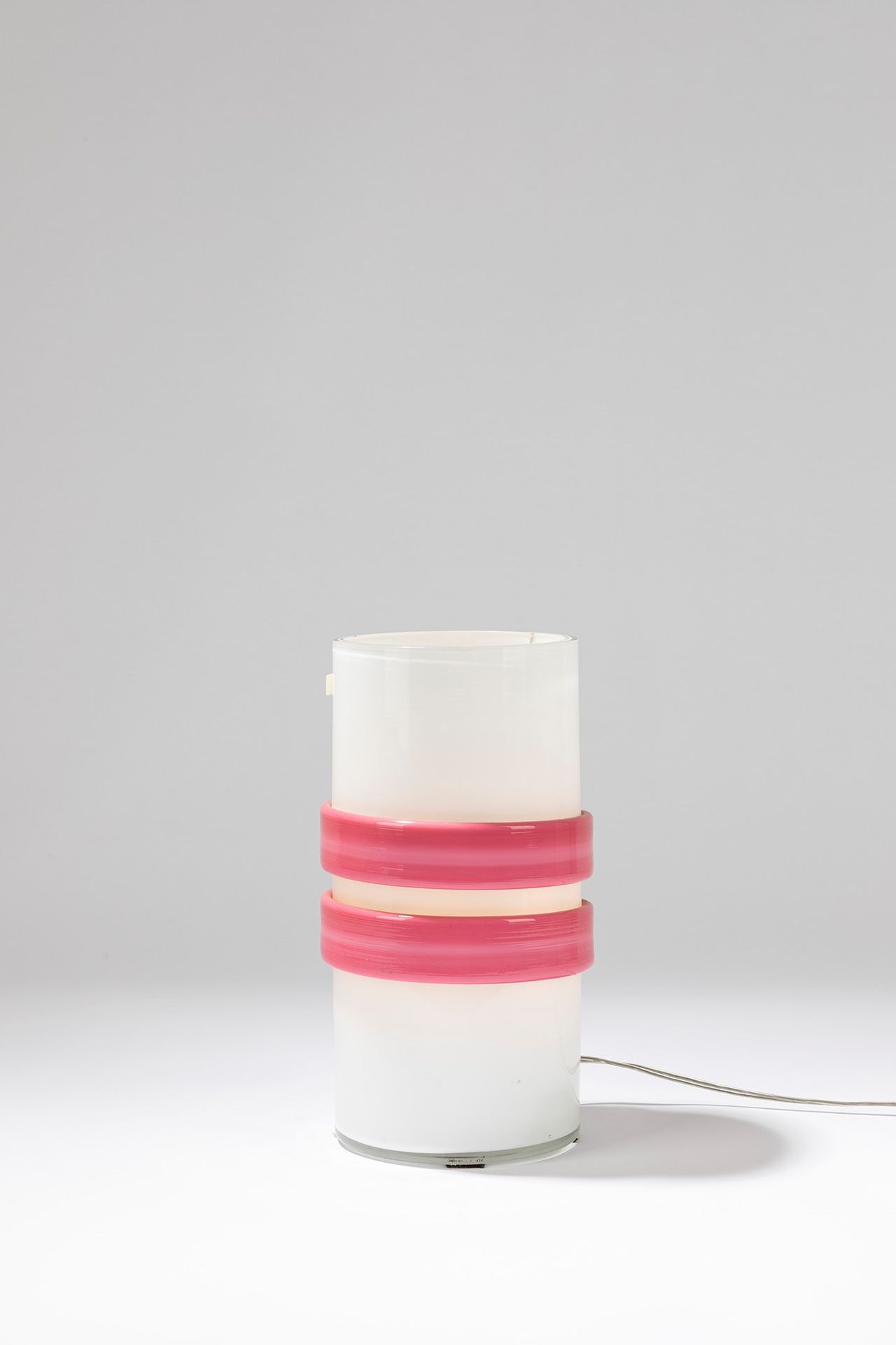 ITALIAN MANUFACTURE 台灯，1960年左右

直径12厘米，高24.5厘米
多色玻璃由一个白色圆柱体和两个粉红色的环组成。