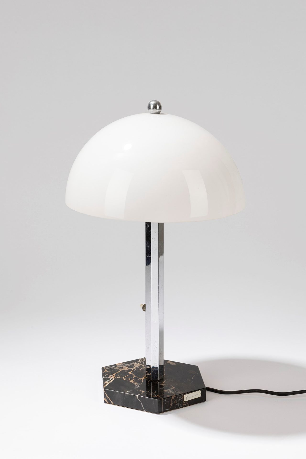ITALIAN MANUFACTURE 台灯，40年代

dm cm 25 x42,5 h
六角形大理石底座，铬金属杆，白色玻璃扩散器。
