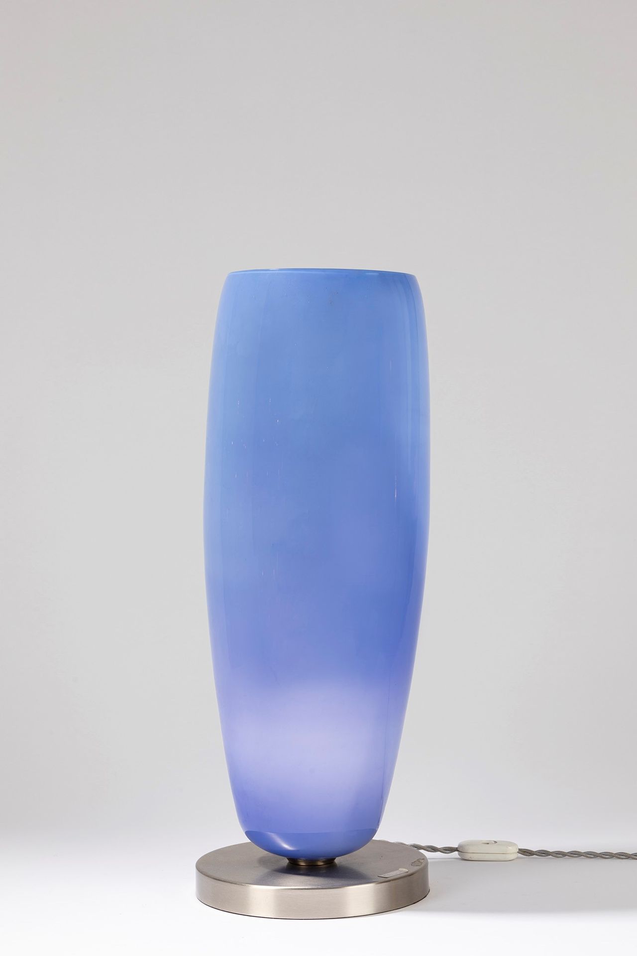 ITALIAN MANUFACTURE 台灯，60年代

dm cm 20 H cm 54
蓝色吹制穆拉诺玻璃，钢制底座。