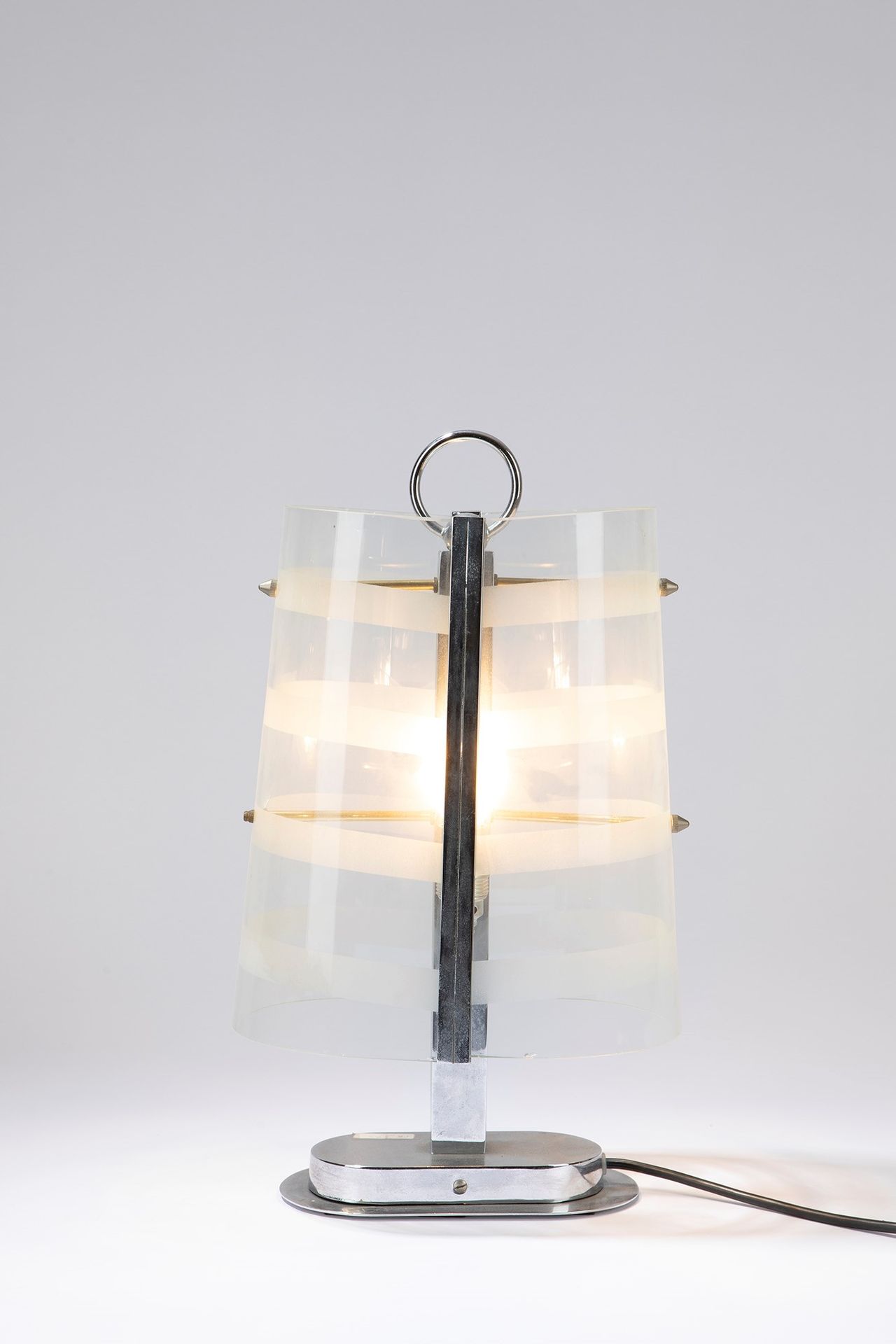 ITALIAN MANUFACTURE 台灯，30年代

21 cm x 15 cm x h. 42 cm。
镀铬金属，透明玻璃扩散器，带酸度。