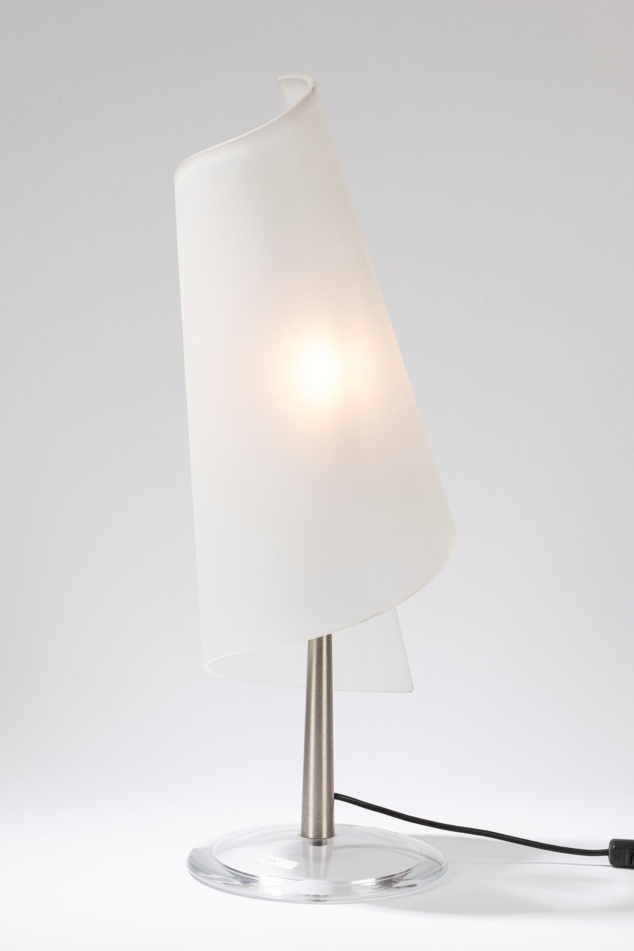 ITALIAN MANUFACTURE 台灯，70年代

cm h 70 x 23
，无色玻璃底座，铬金属杆，白色乳白玻璃扩散器。