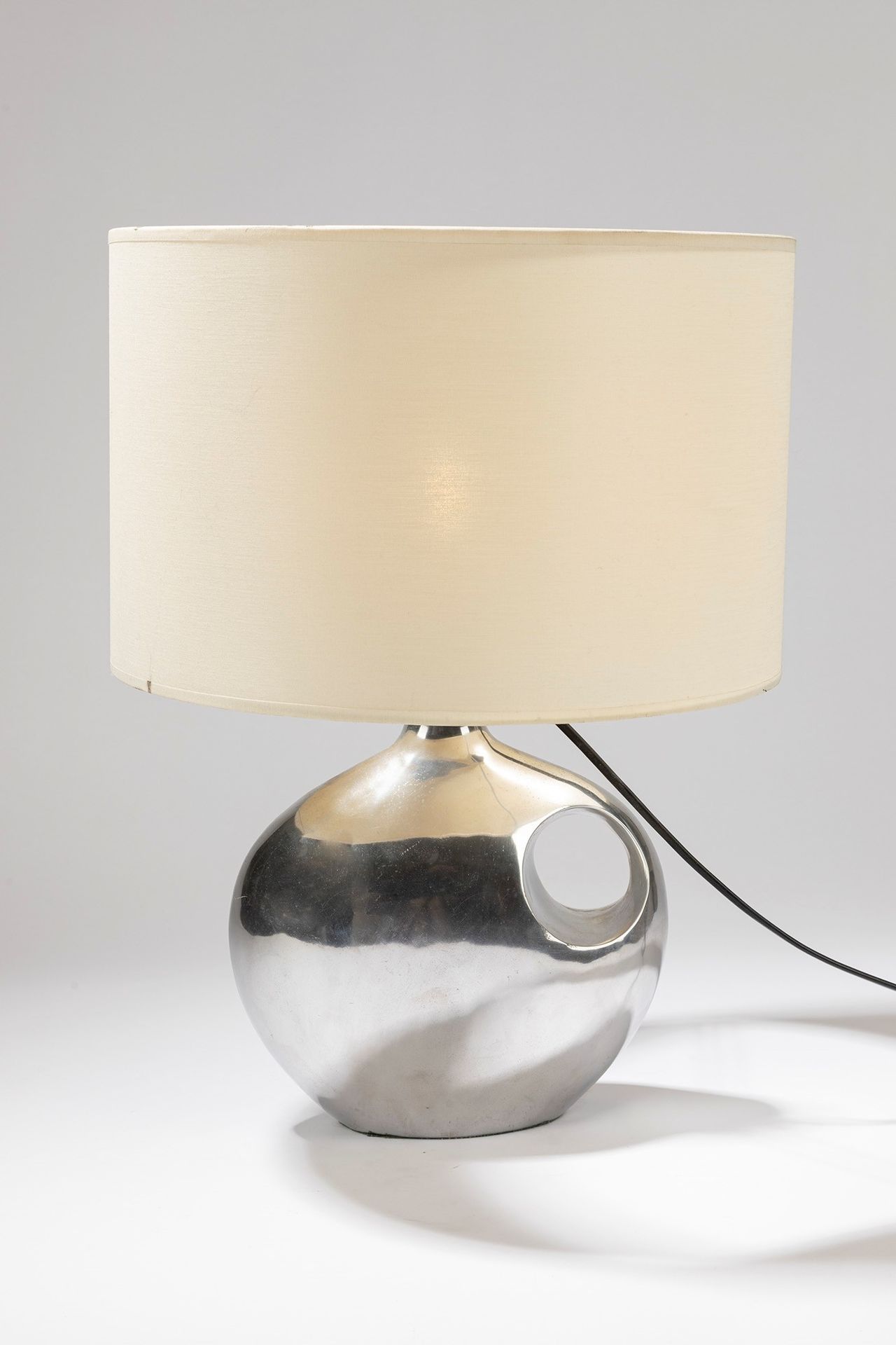 ITALIAN MANUFACTURE Table lamp, 1970 ca.

Dm cm 35, H cm 49
chromed metal.