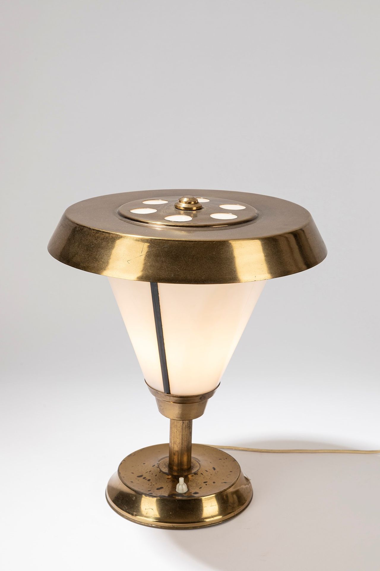 ITALIAN MANUFACTURE 台灯，约1950年。

cm h 41 x dm 30
黄铜，白色乳白玻璃的圆锥形扩散器。