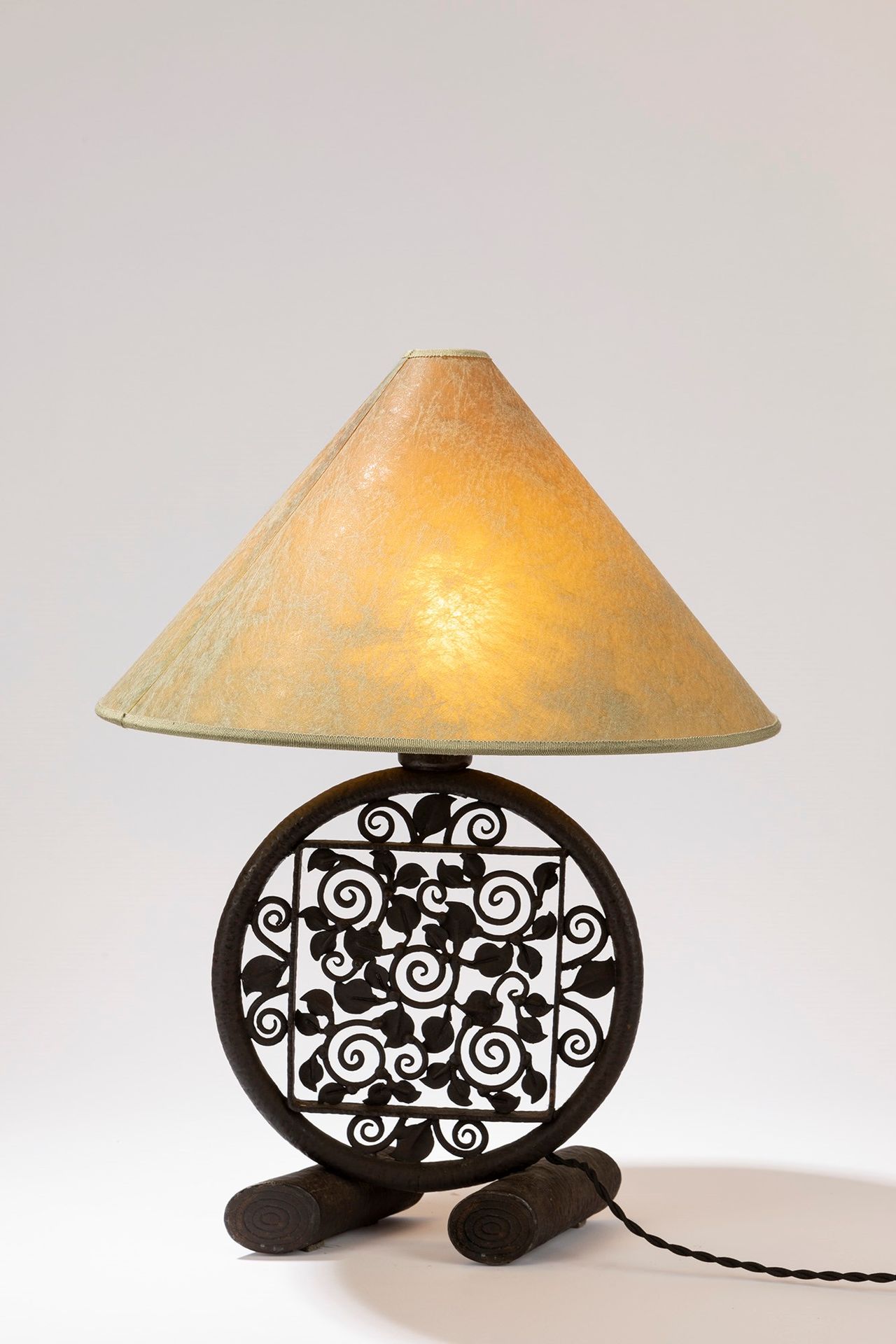 FRENCH MANUFACTURE Lámpara de mesa, época de los años 20

h cm 50 x 37
hierro fo&hellip;