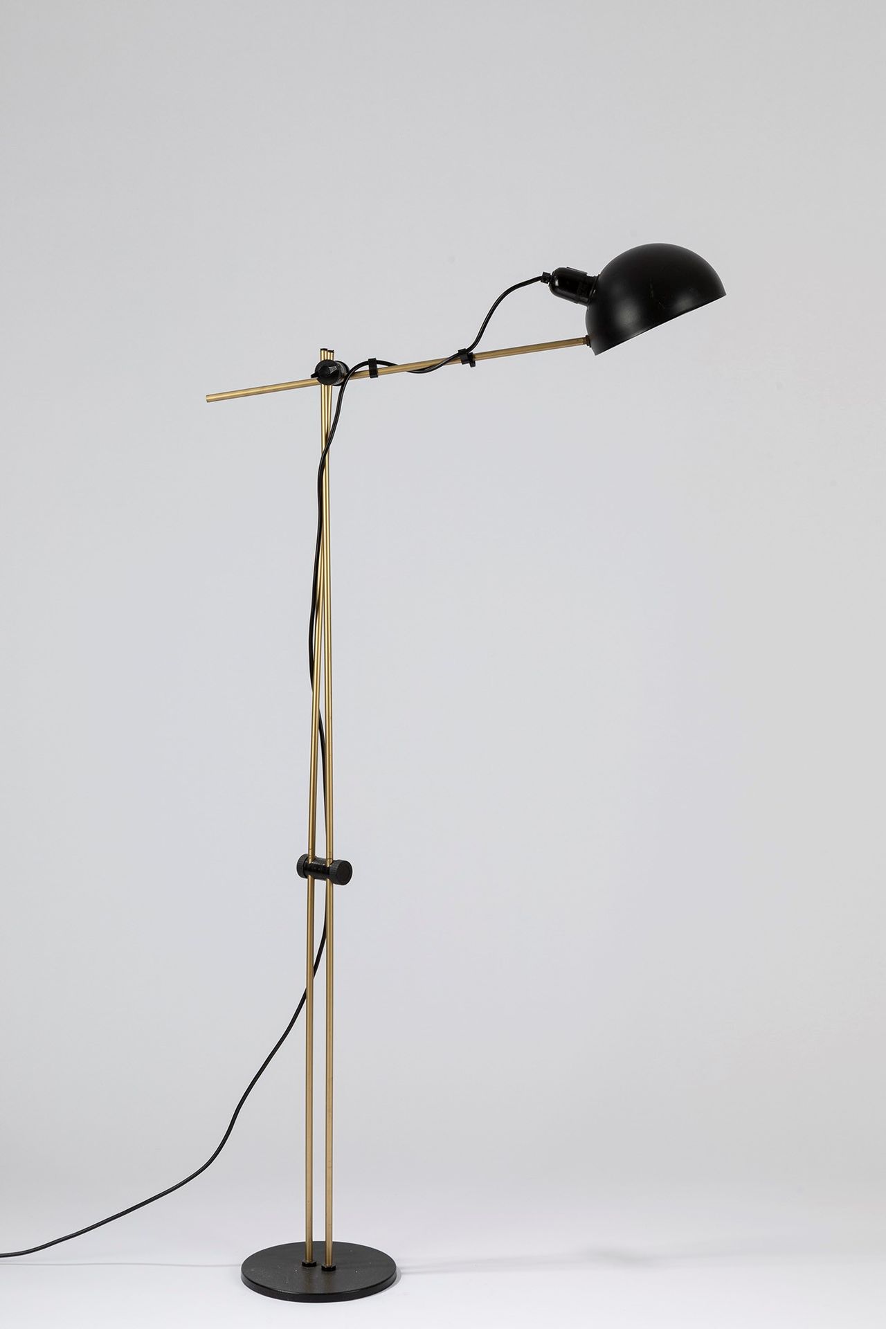 ITALIAN MANUFACTURE Floor lamp, 50's period

cm h 135 x 66
in brass and black li&hellip;