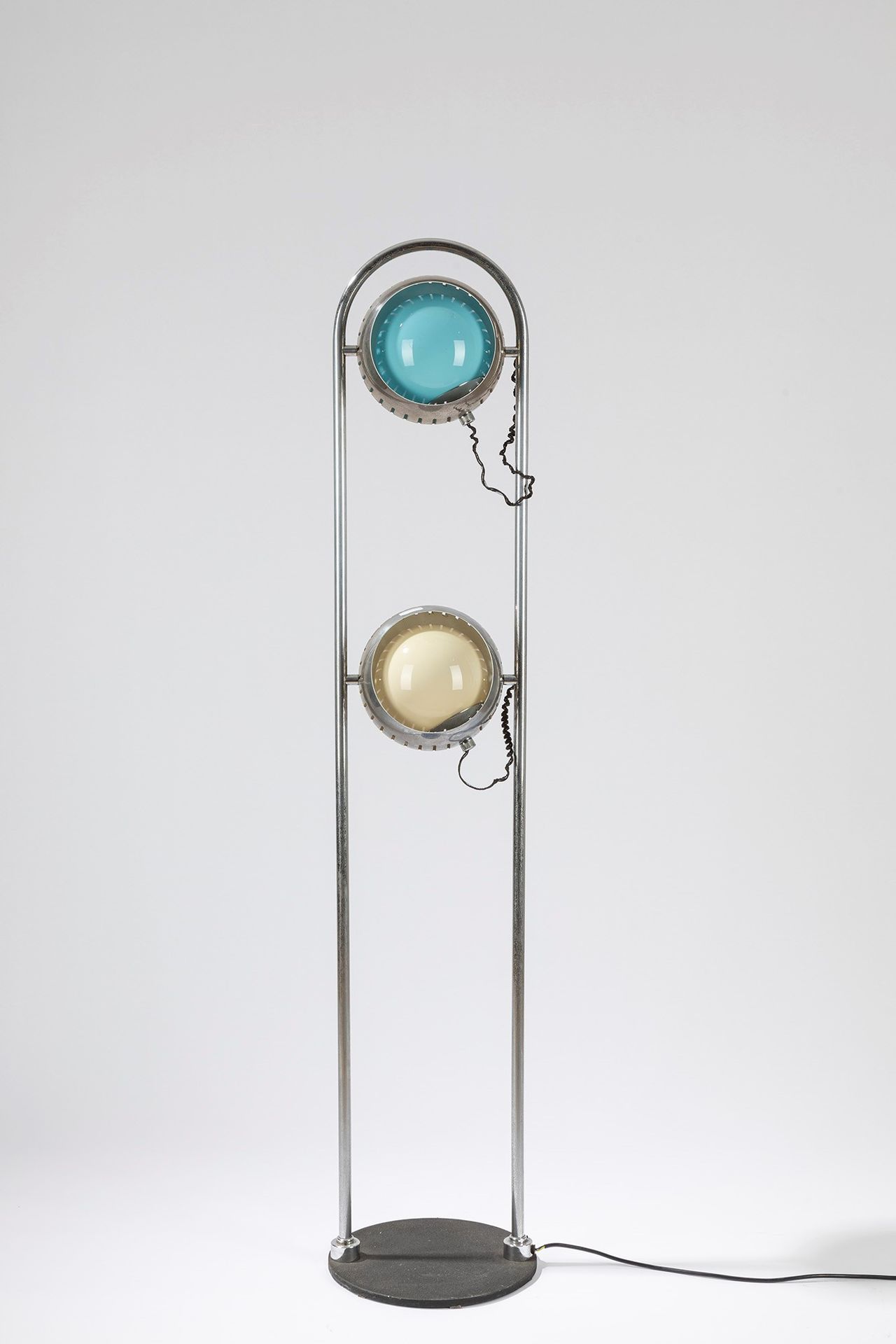ITALIAN MANUFACTURE 落地灯，70年代

底座直径30厘米，高146厘米
镀铬钢结构，钢杯和缎面玻璃。