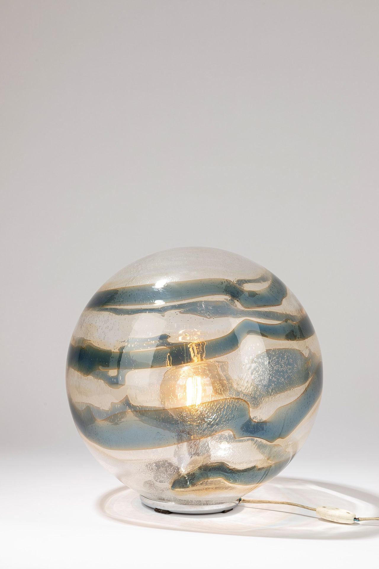 ITALIAN MANUFACTURE Table lamp, 60's period

dm 30 cm x h. 40 cm.
Spherical body&hellip;