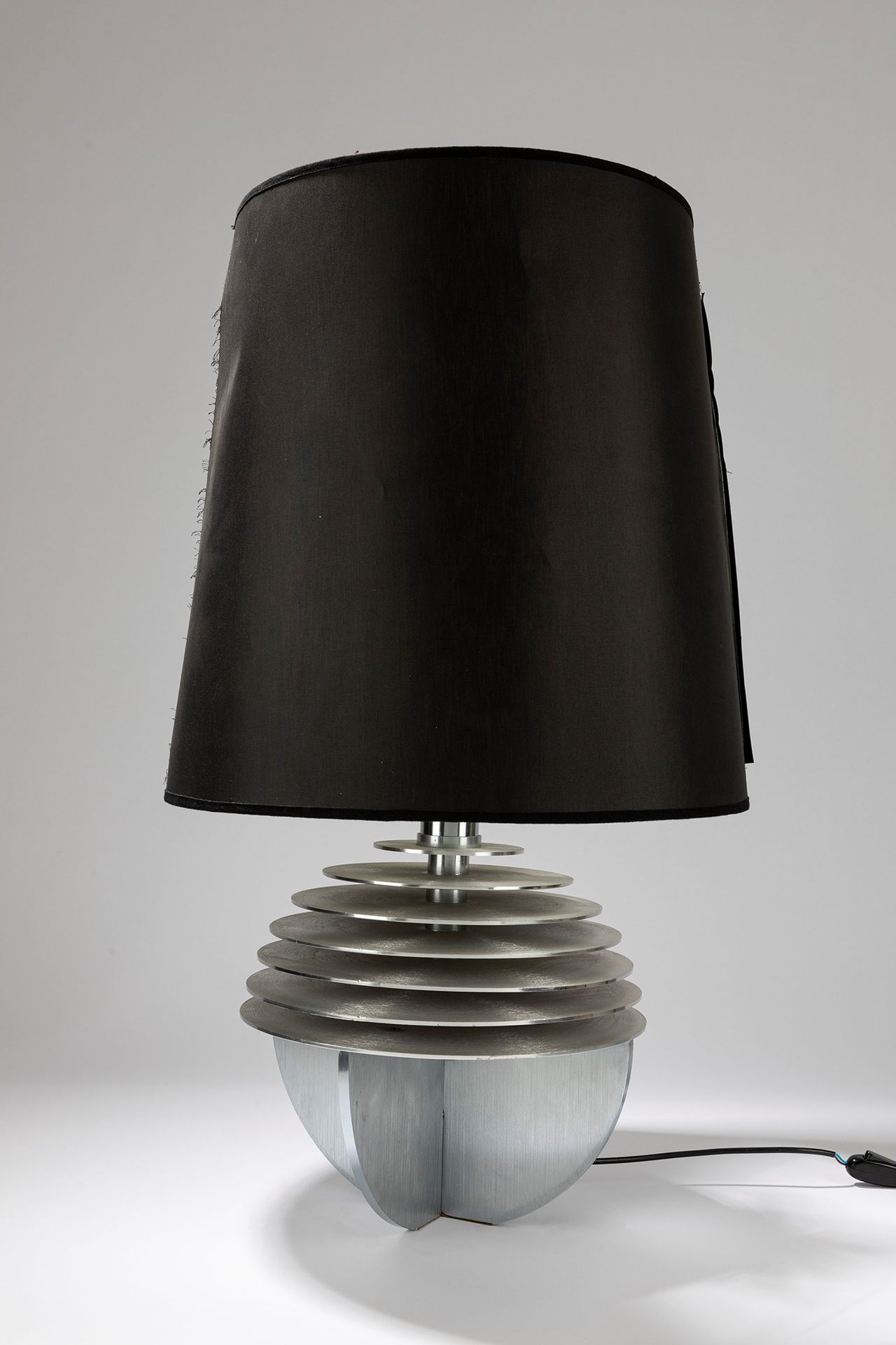 ITALIAN MANUFACTURE Lámpara de mesa, 1970 aprox.

Cm h 84,5 x 40
metal.