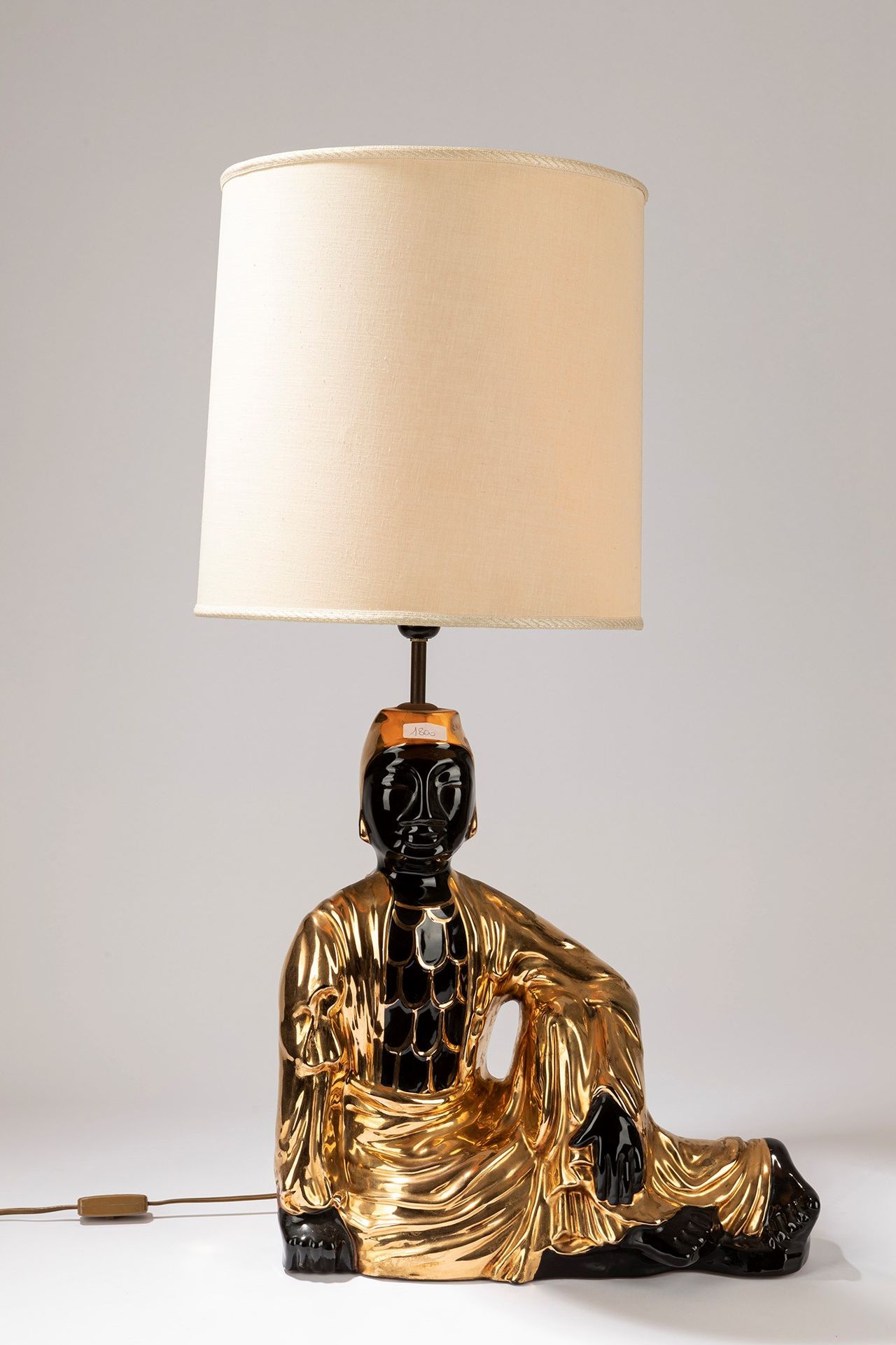 ITALIAN MANUFACTURE 台灯，70年代

直径46厘米，高84厘米
金色和黑色釉面陶瓷。