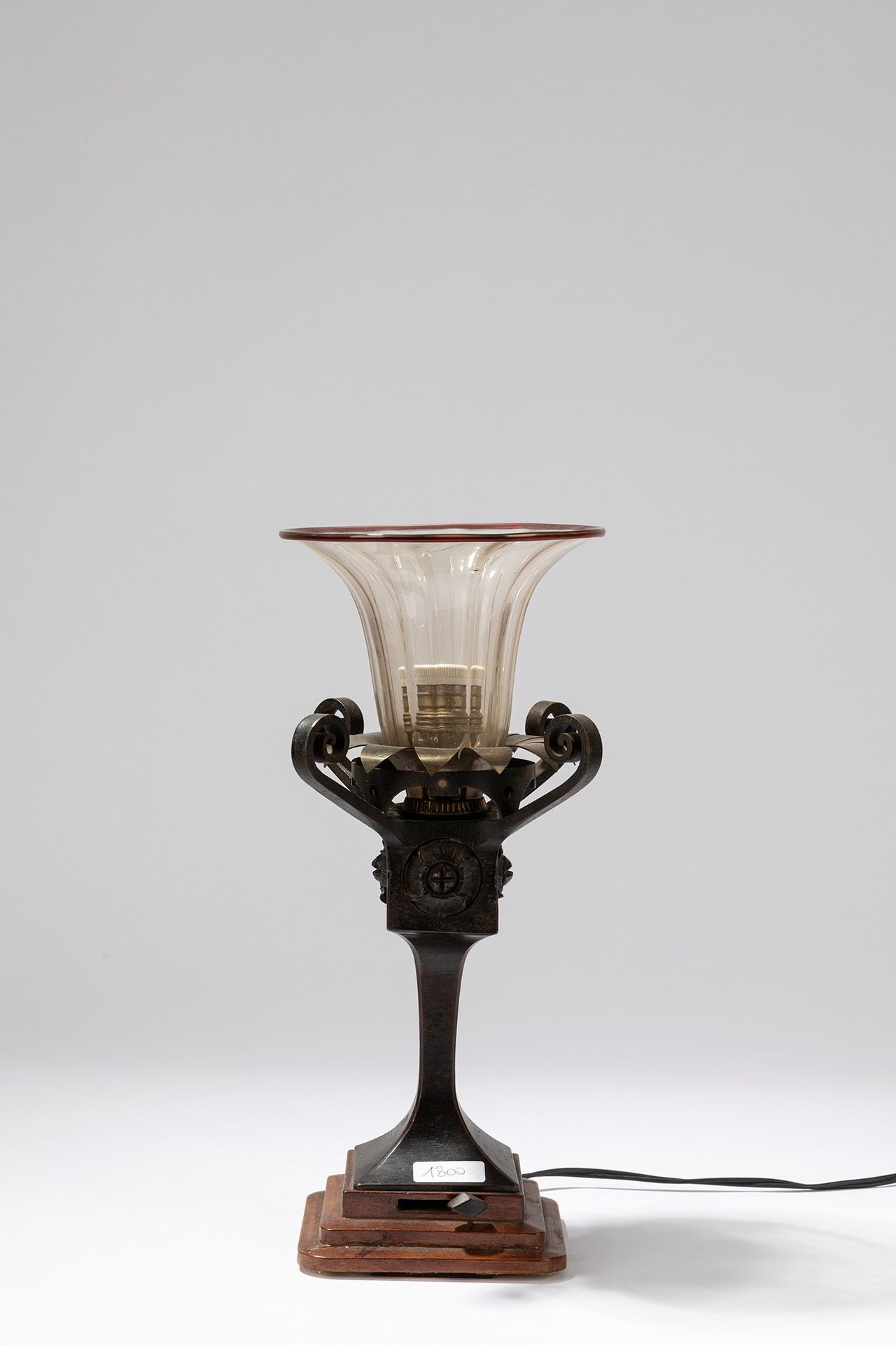 ITALIAN MANUFACTURE Lampe de table, 1920 env.

Cm h 36 x 16 x 16
fer forgé, diff&hellip;