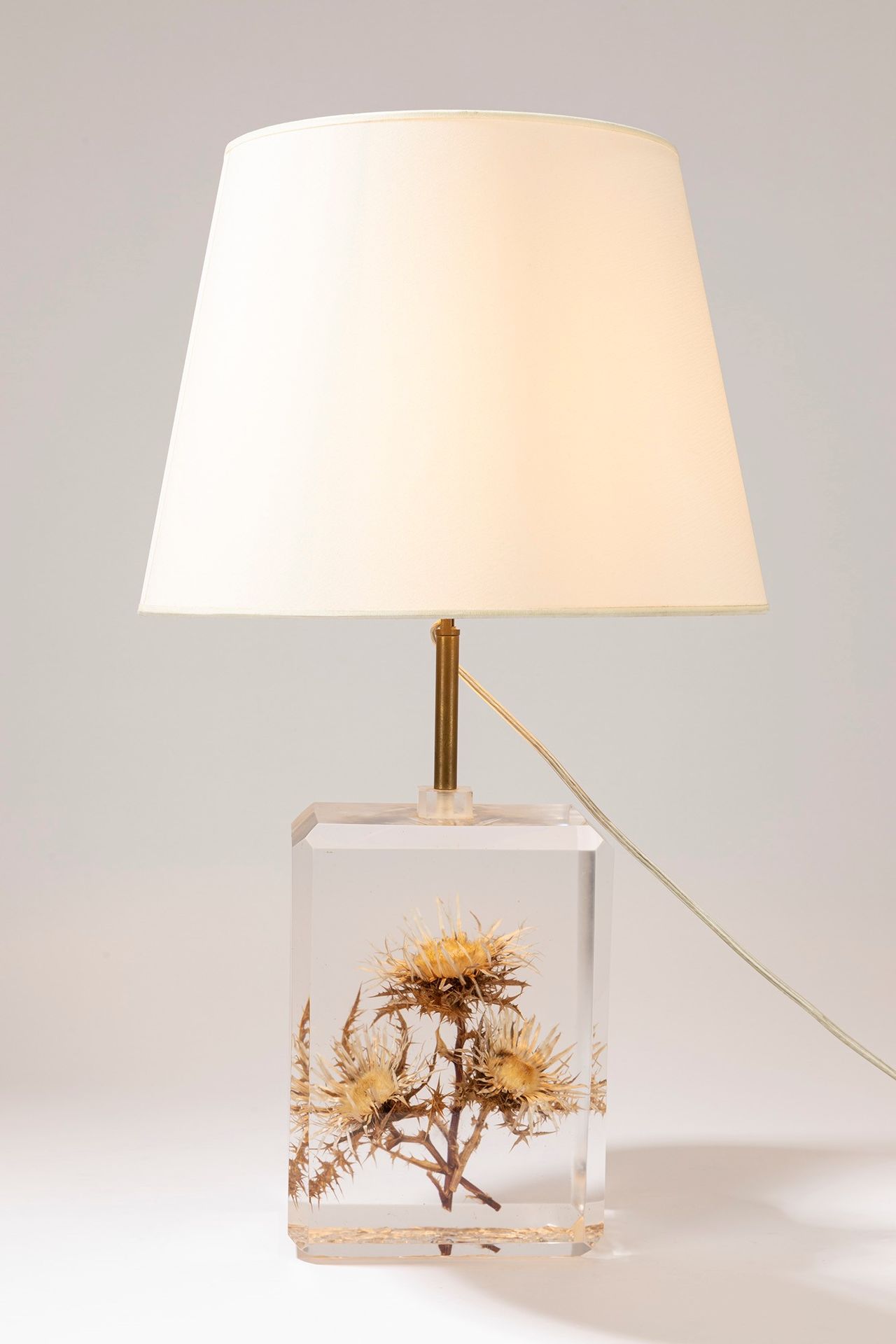 ITALIAN MANUFACTURE 台灯，1970年，约

cm h 60 x dm 25
methacrylate，插入一朵蓟草花。