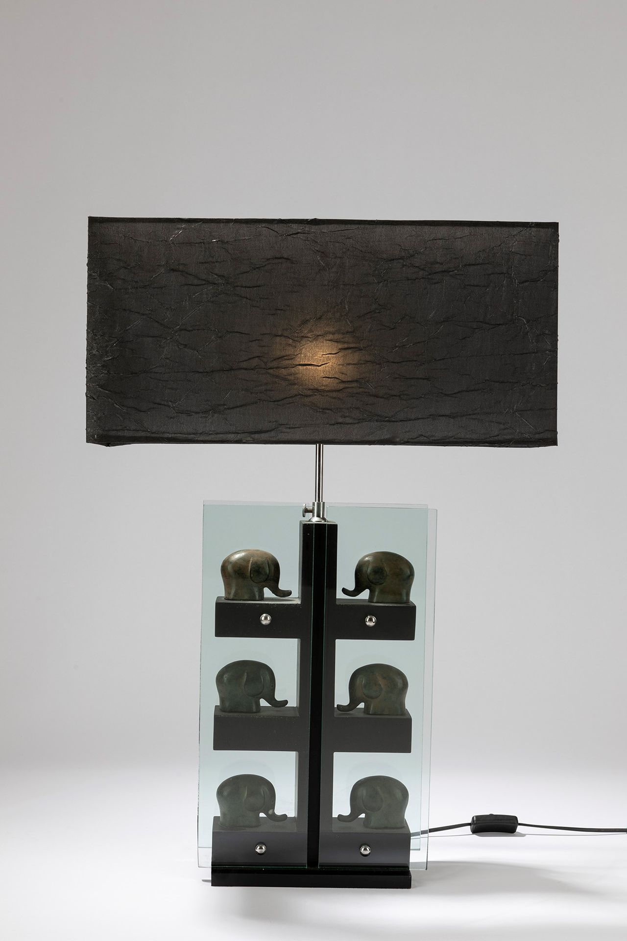 ITALIAN MANUFACTURE 台灯，1970年 约

cm h 75,5 x 18 x 52
支架由两块水晶板组成，里面有6只烧焦的金属大象，放在一个&hellip;