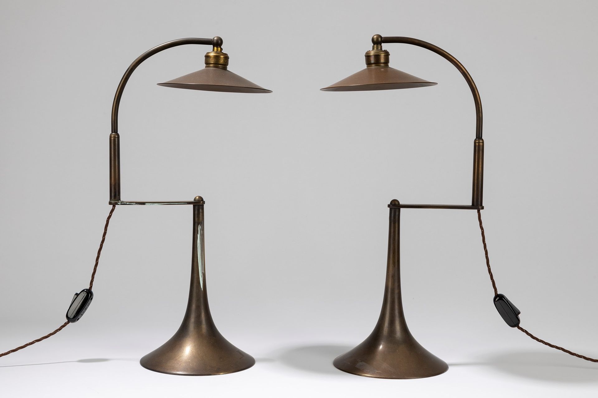 FRENCH MANUFACTURE Paar Tischlampen, ca. 1940.

20 cm x 25 cm x 53 cm h
brüniert&hellip;