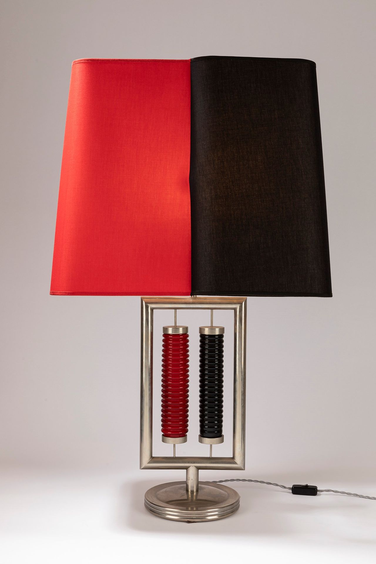 ITALIAN MANUFACTURE 台灯，1980年约

cm 53 x 30 x 100 H
镀铬钢和喷漆金属，双色灯罩。