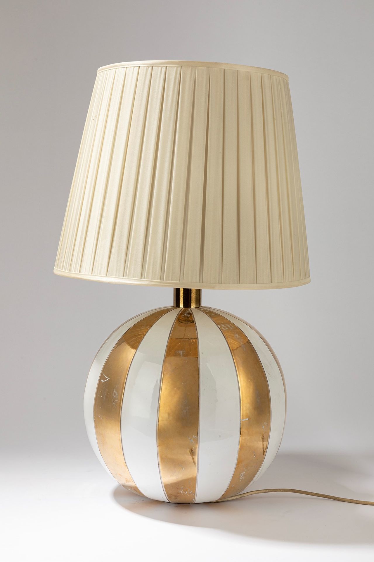 ITALIAN MANUFACTURE Table lamp, 60's period

H cm 80
in gold and white glazed ce&hellip;