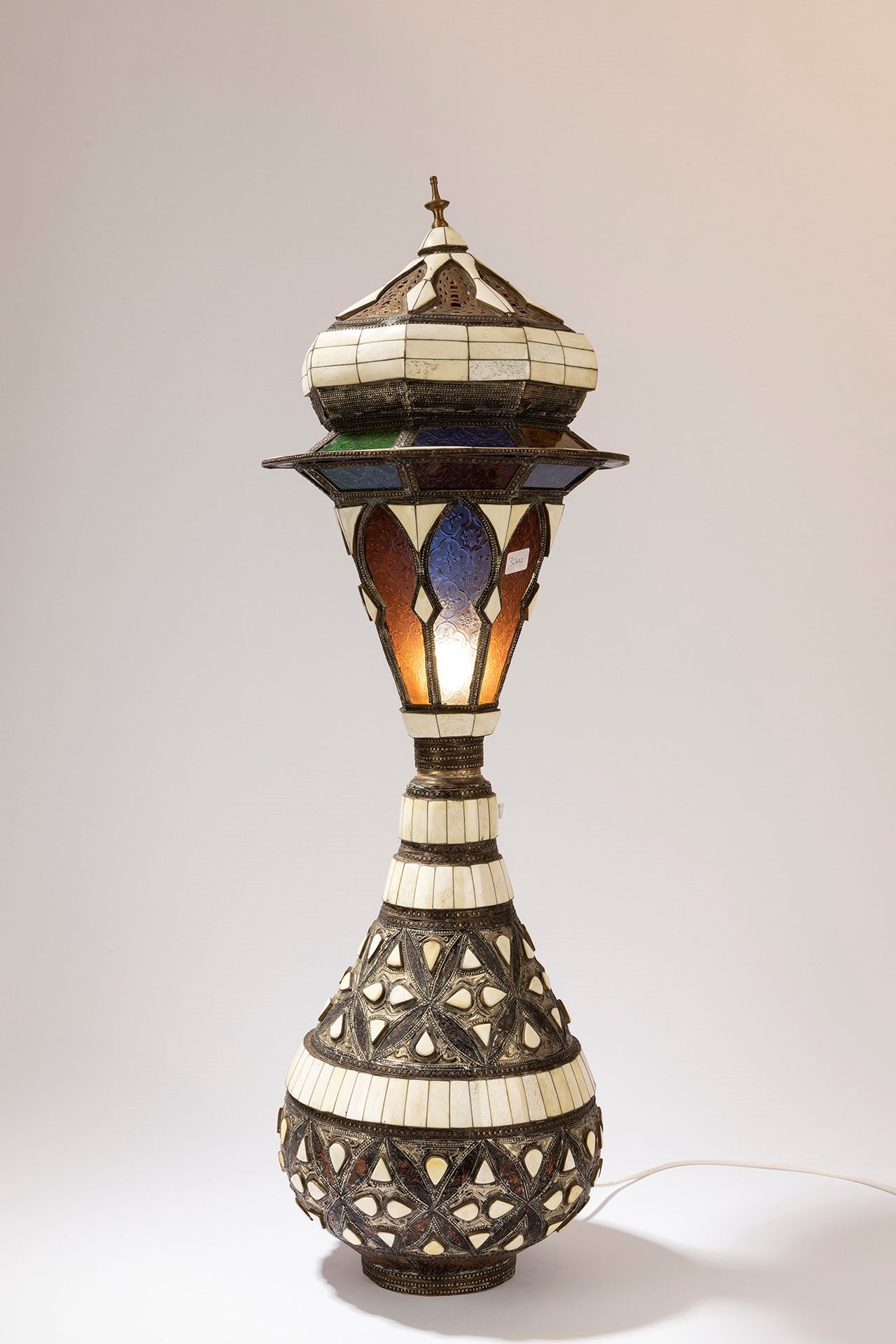 Syrian manufacture 台灯，40年代

dm cm 35, H cm 100
，有骨质应用和雕刻玻璃。