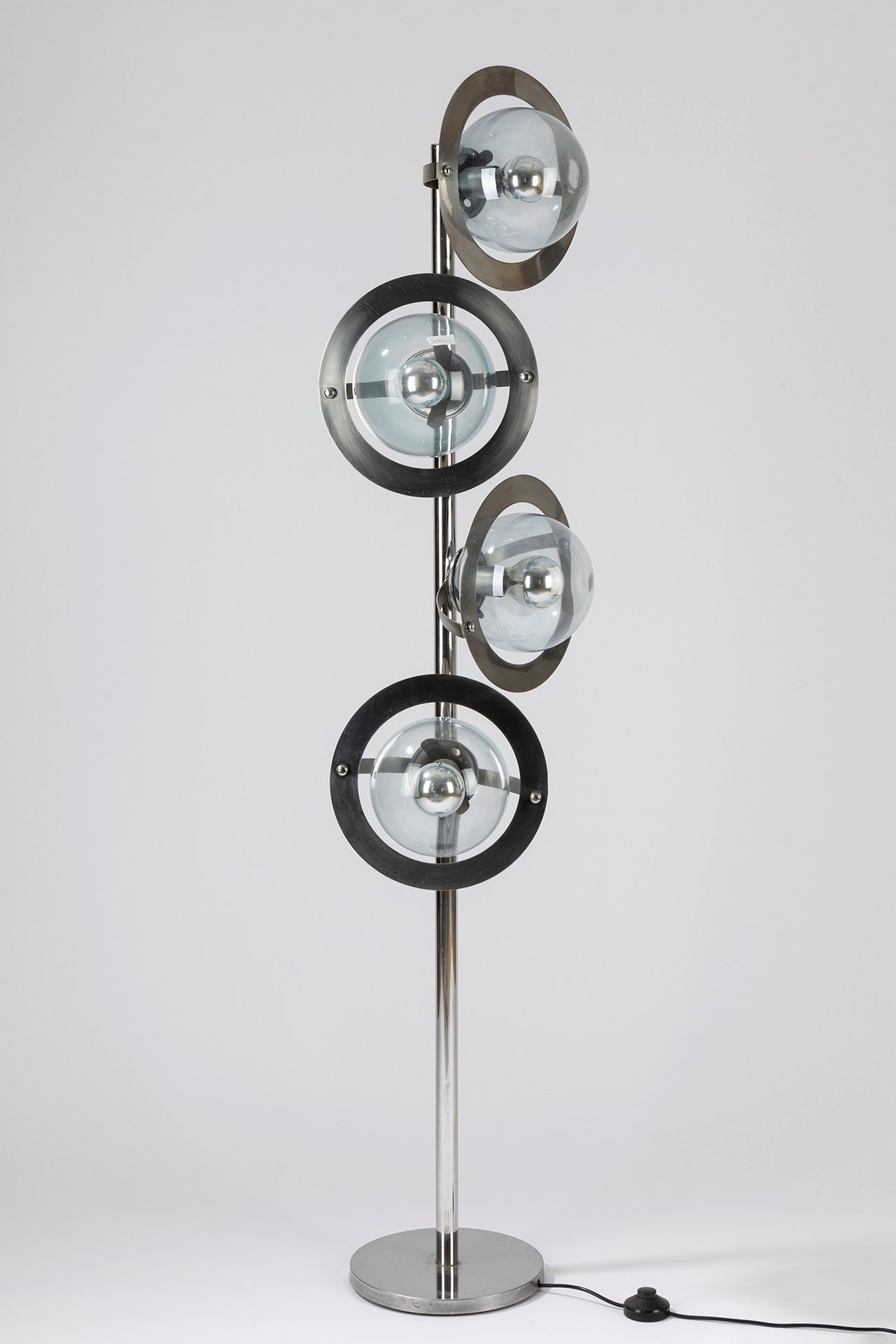 ITALIAN MANUFACTURE 落地灯，70年代

dm cm 30, H cm 160
镀铬金属杆和环，支持球形玻璃扩散器。
