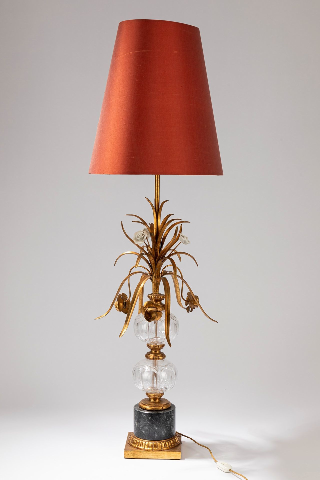 ITALIAN MANUFACTURE Lampe de table, 1950 ca.

Dm cm 48, H cm 114
métal doré avec&hellip;