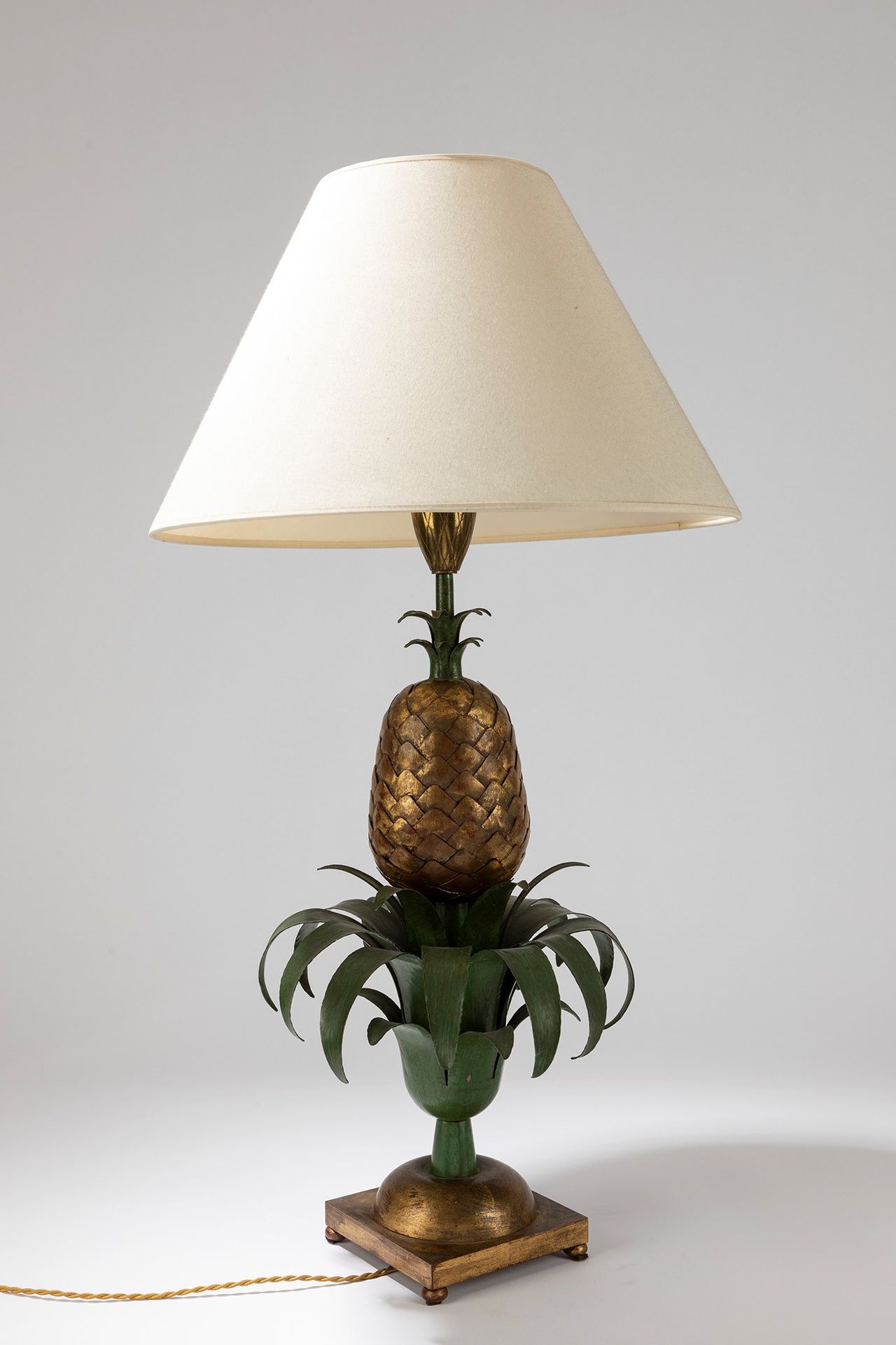FRENCH MANUFACTURE 台灯，1960年左右

cm h 82 x dm 45
菠萝状的绿色黄铜和舔金属。