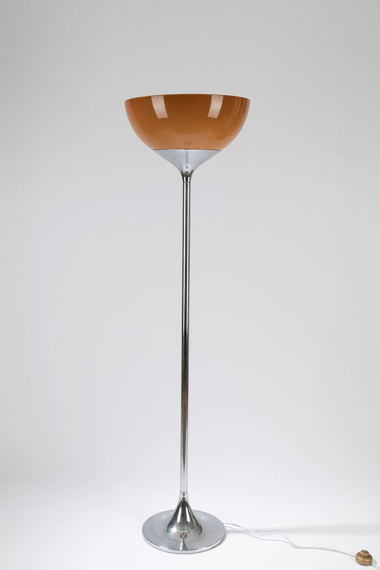 ITALIAN MANUFACTURE 落地灯，70年代

直径45厘米，高168厘米
镀铬钢的底座和杆，缎面有机玻璃杯。