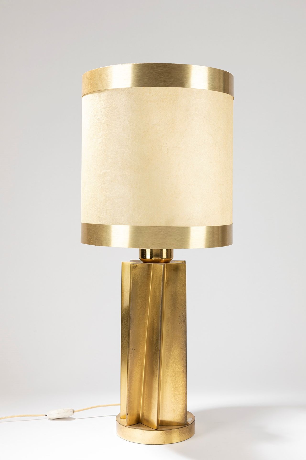 ITALIAN MANUFACTURE Table lamp, 1970 ca.

Cm h 89 x dm 37
brass.