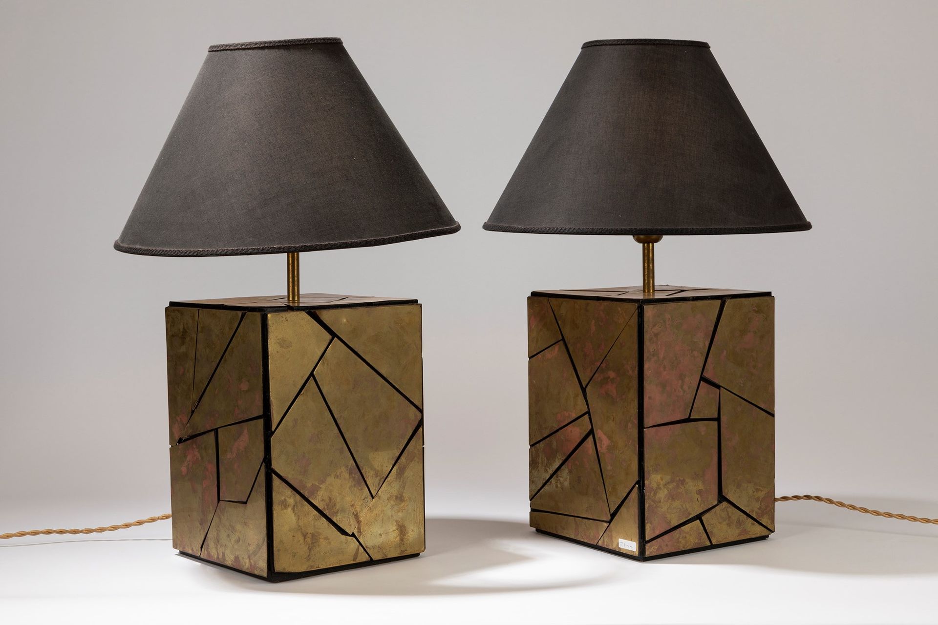 ITALIAN MANUFACTURE 一对台灯，1970年，约

cm 61 x 39
木材上覆盖着lamineottone。