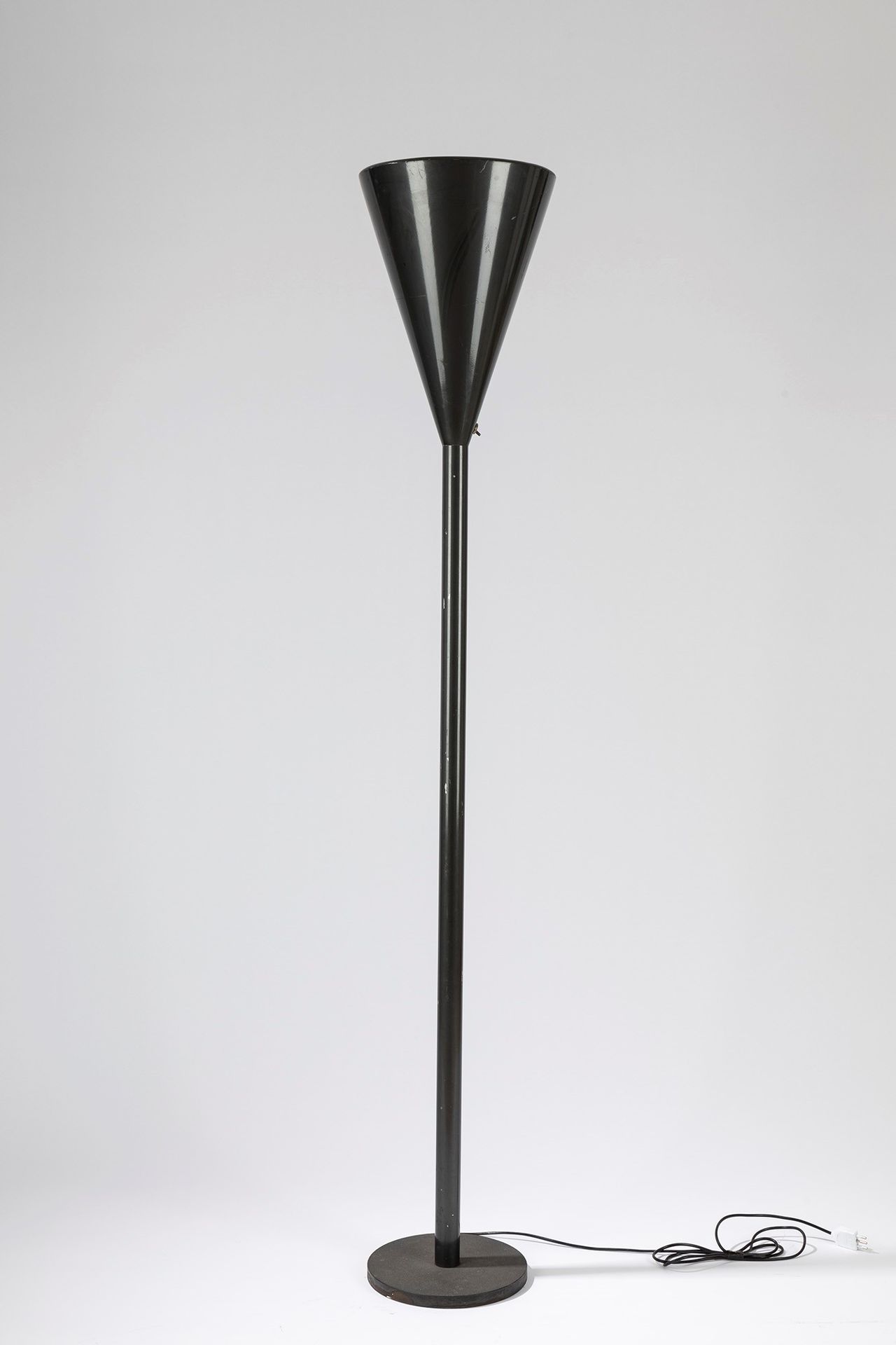 STILNOVO 落地灯，50年代

dm cm 30, H cm 171
Luminator落地灯，来自意大利Stilnovo。

炭灰色的舔食金属。