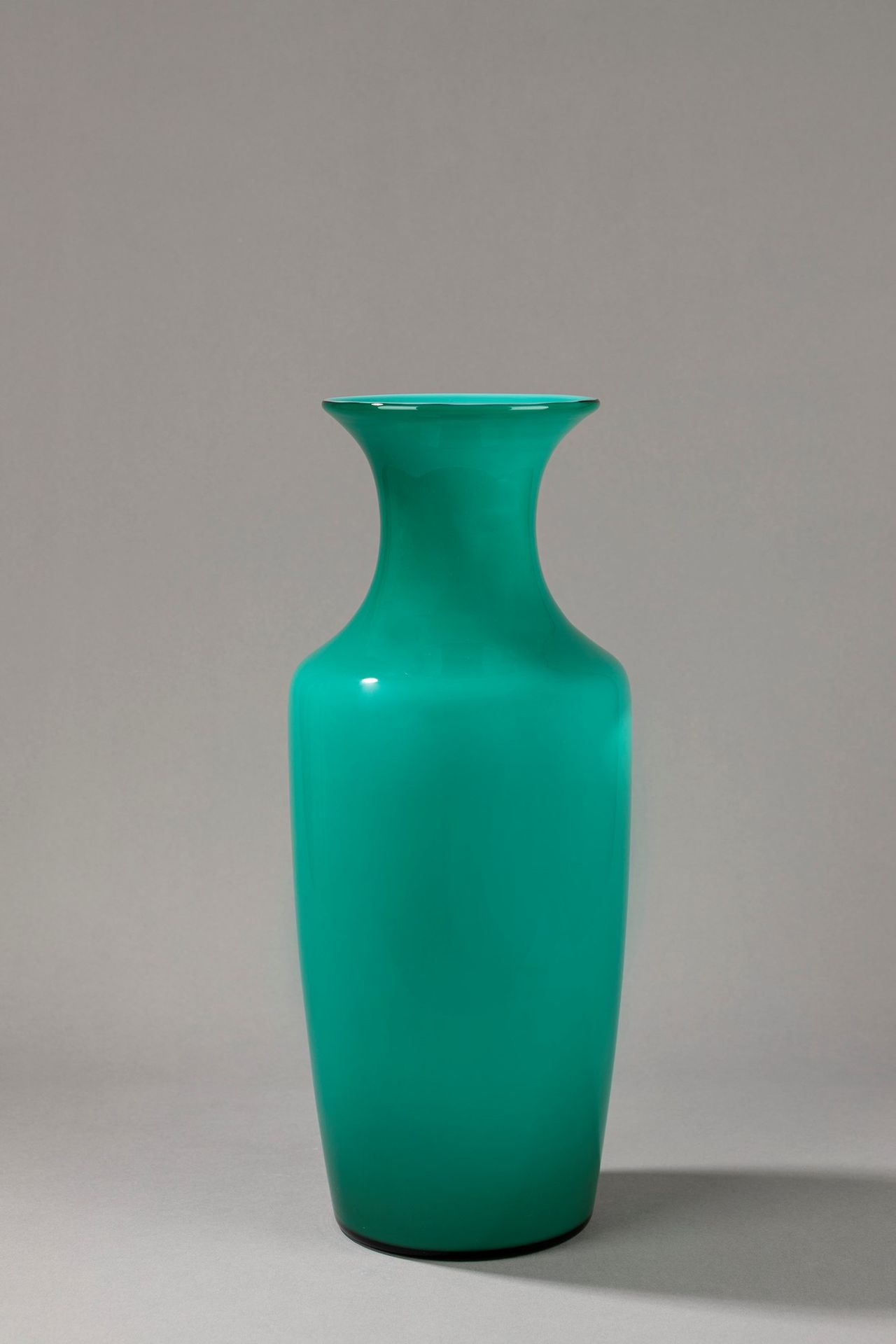 VENINI 花瓶，1950年约

h cm 43
incamiciato玻璃。

Acyd标志。

原始标签。