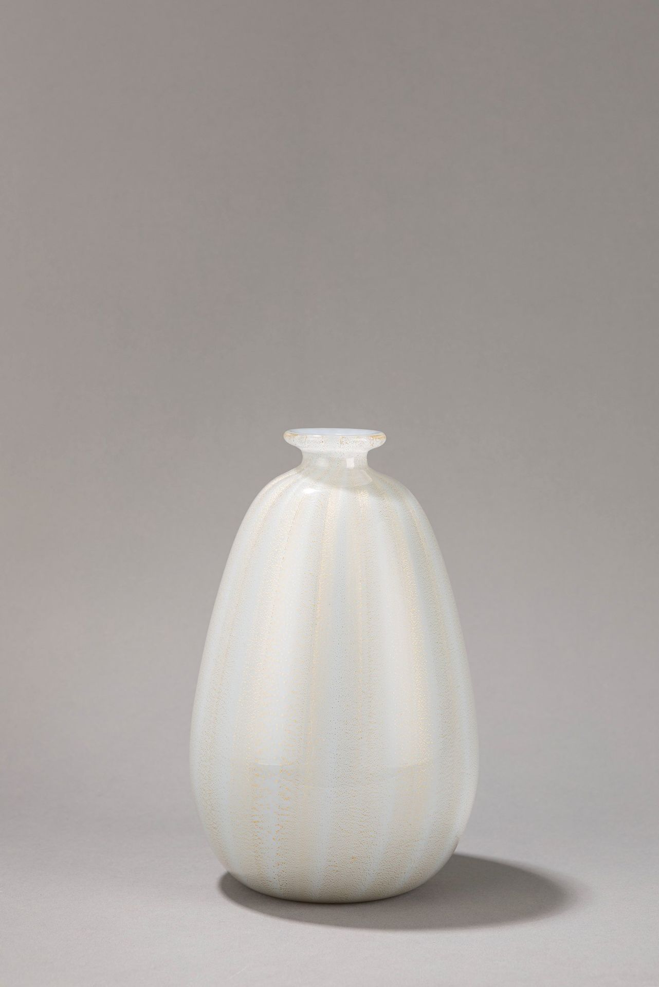 Archimede Seguso Vase, 1960 ca.

H 22 x 13 cm
geblasenes Glas mit goldenen Einsä&hellip;