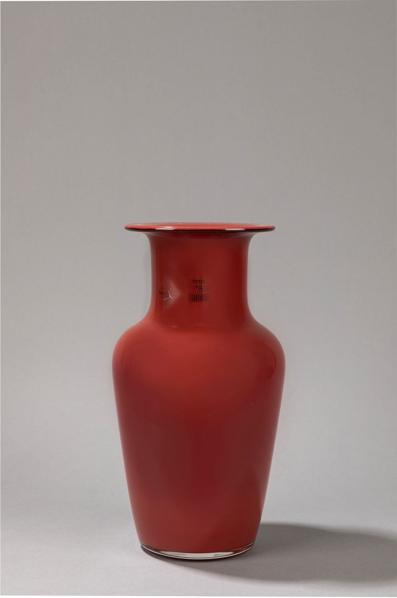 Barovier e Toso Vase, 1970 ca.

H 30 x 20 cm
Rotes geblasenes Glas.

Original-Et&hellip;