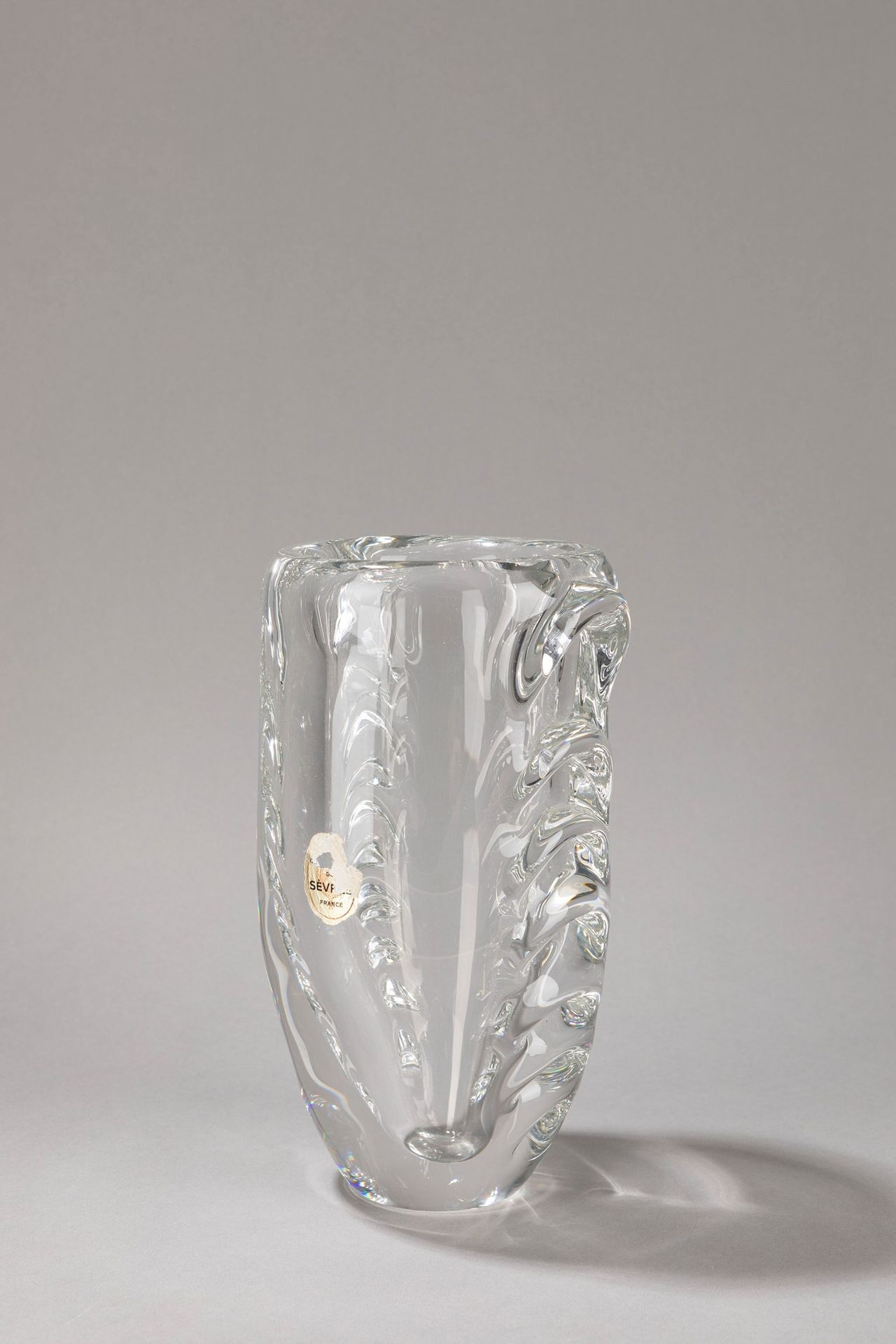 SÈVRES Vaso, 1960 ca.

H 25,5 x 14 cm
vetro soffiato.

Firmato sotto la base
