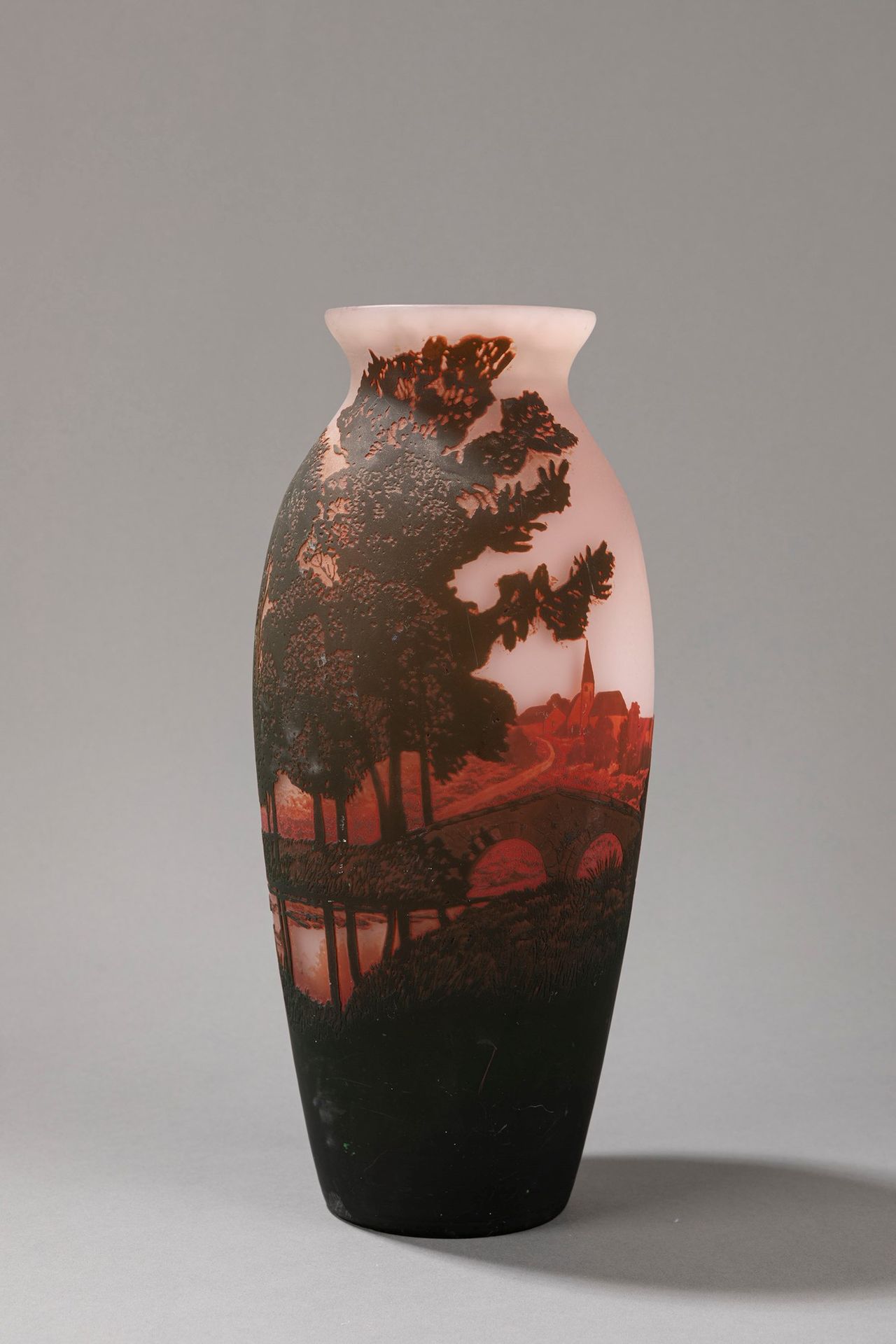 ARSALE Vase, 1900 ca.

H 36 x diam 13 cm
Paludaldekor, Cammeo auf Hummerfarbenem&hellip;