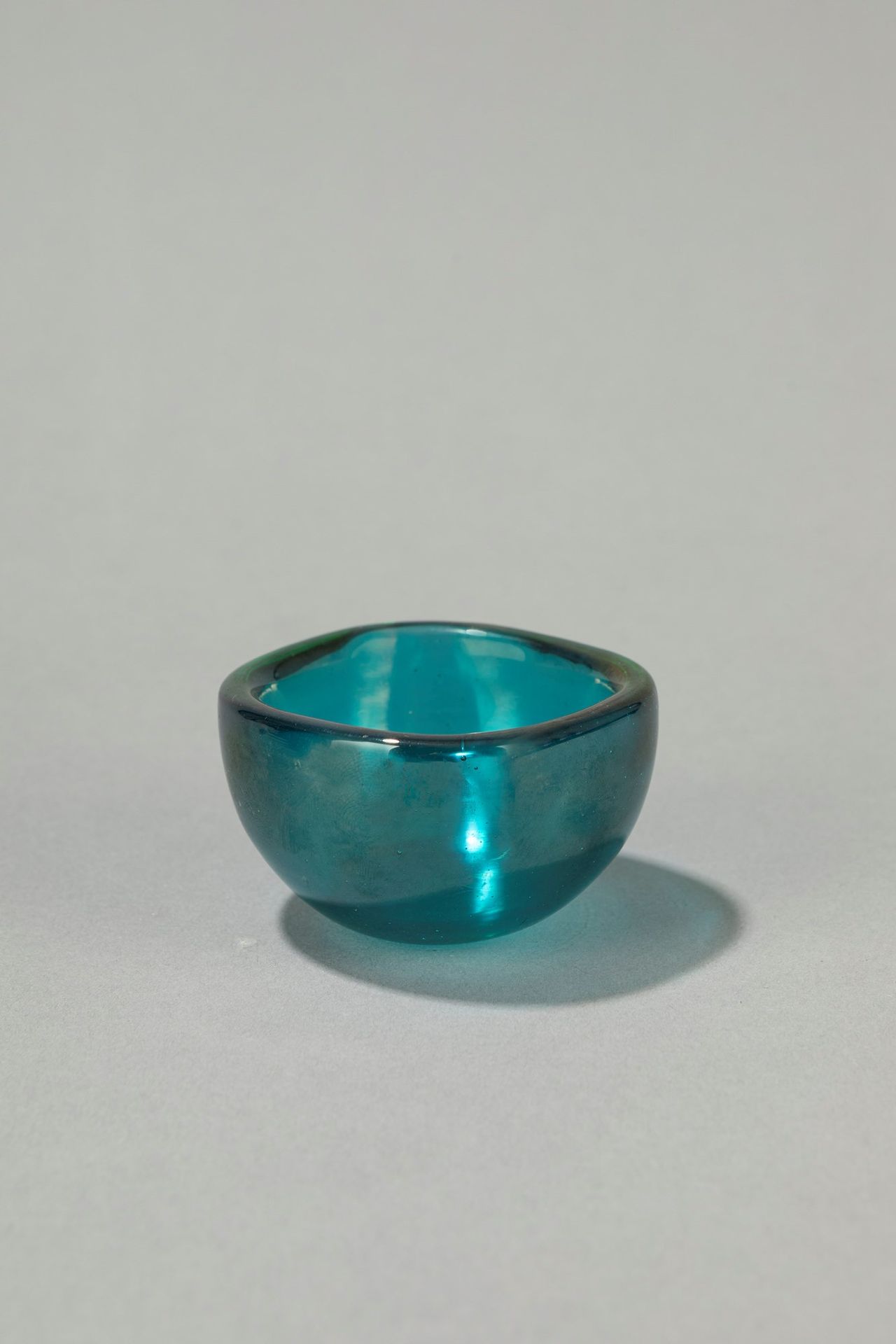 PAOLO VENINI Piccolo vaso, 1950 circa

4 x 8 cm
vetro soffiato iridescente.

Acy&hellip;